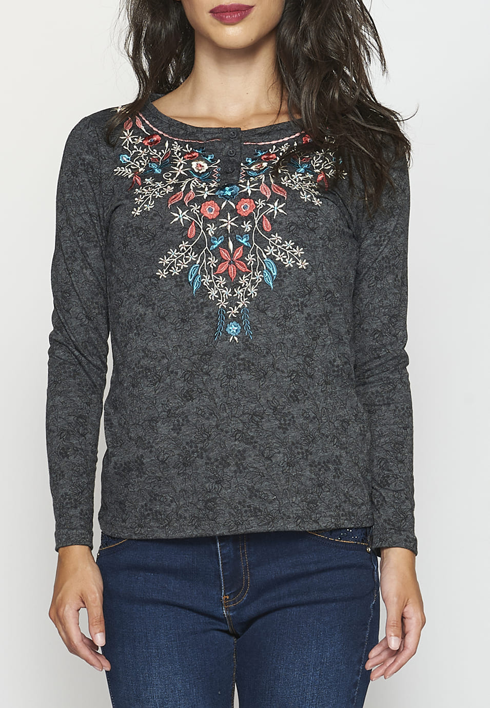 Camiseta manga larga escote redondo con bordado y estampado floral para mujer
