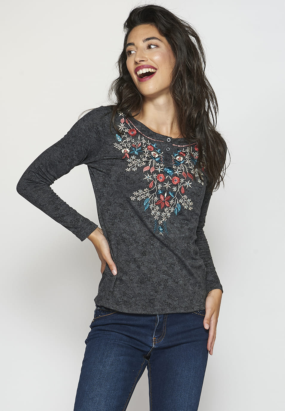Camiseta manga larga escote redondo con bordado y estampado floral para mujer