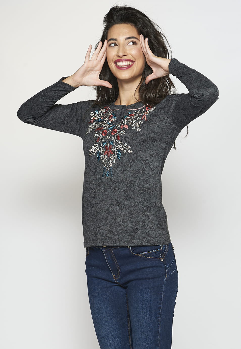 Camiseta manga larga escote redondo con bordado y estampado floral para mujer