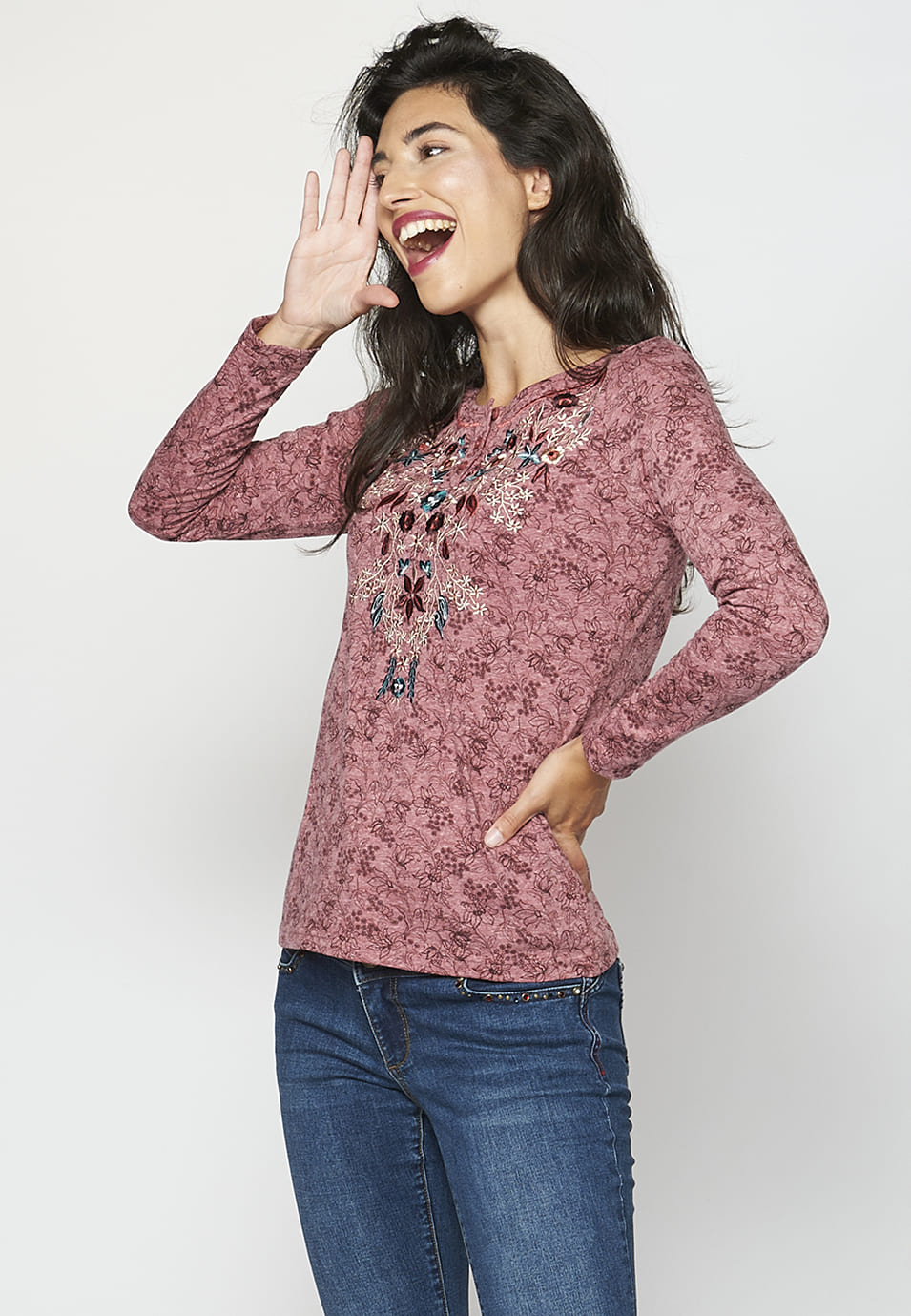 Camiseta manga larga escote redondo con bordado y estampado floral para mujer