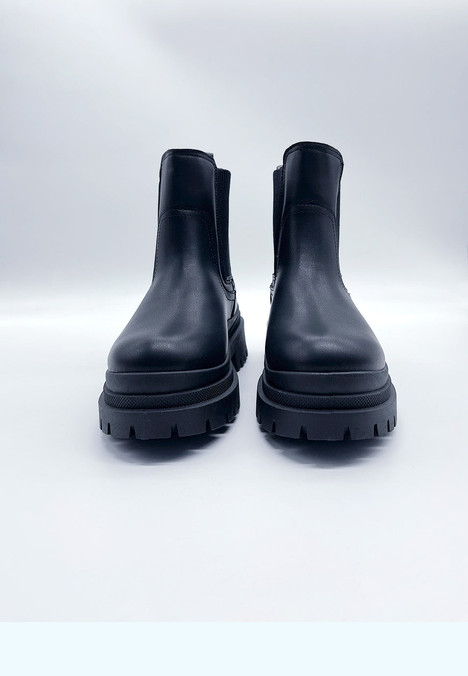 Calzado bota estilo chelsea negros por encima del tobillo para mujer | moda actual
