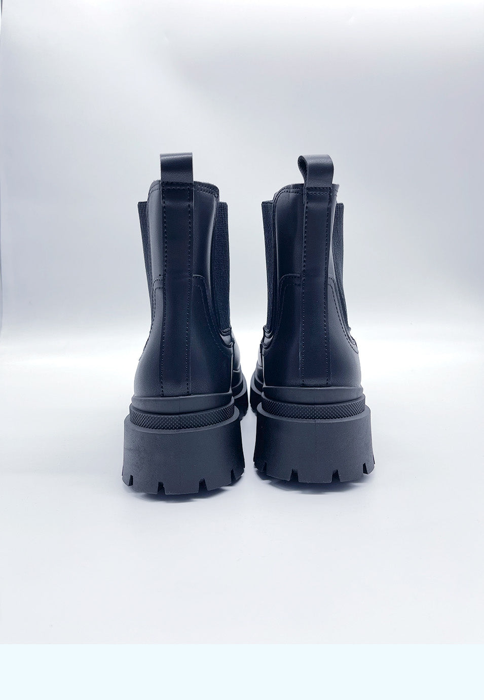 Calzado bota estilo chelsea negros por encima del tobillo para mujer | moda actual