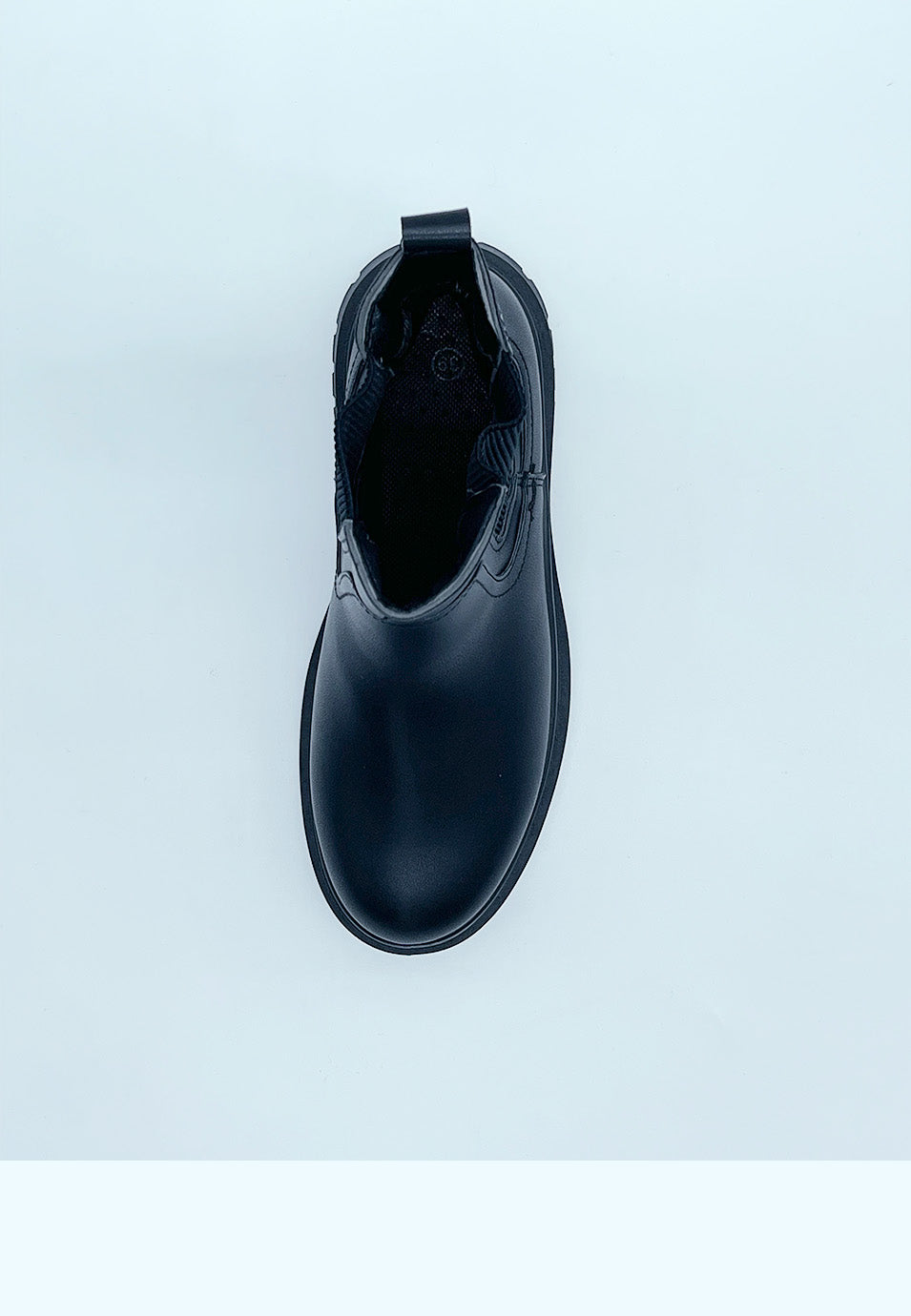 Calzado bota estilo chelsea negros por encima del tobillo para mujer | moda actual