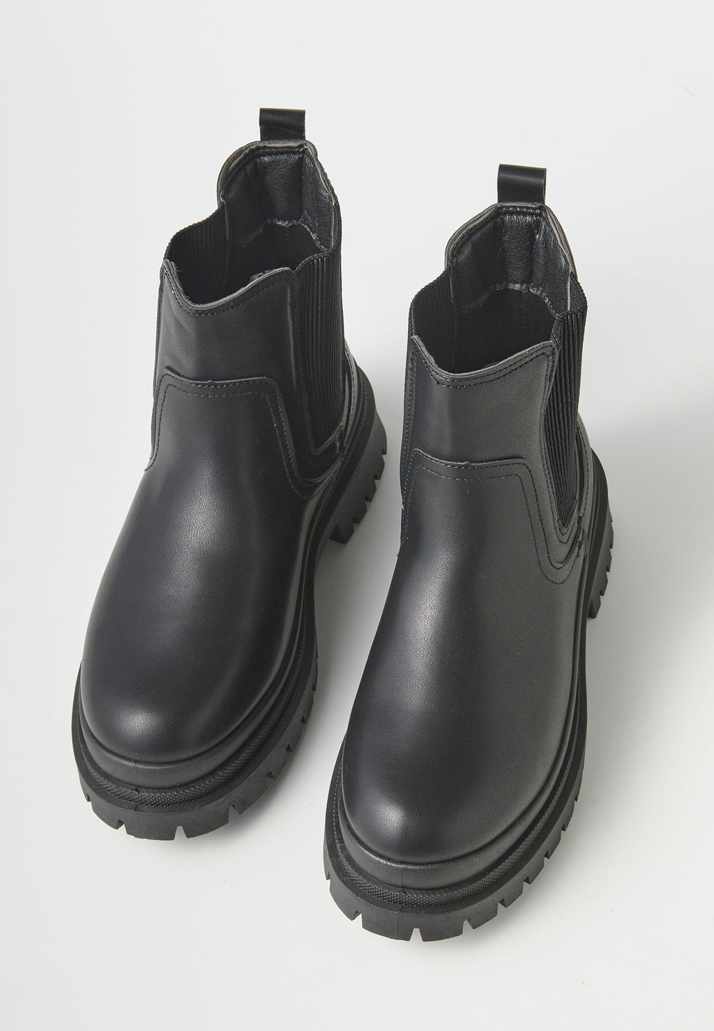 Calzado bota estilo chelsea negros por encima del tobillo para mujer | moda actual