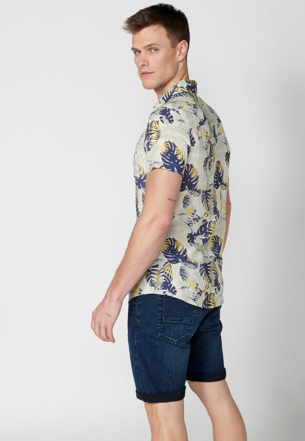 Camisa Hombre Manga Corta Estampado Degradado Viscosa – Koroshi 2311CC36