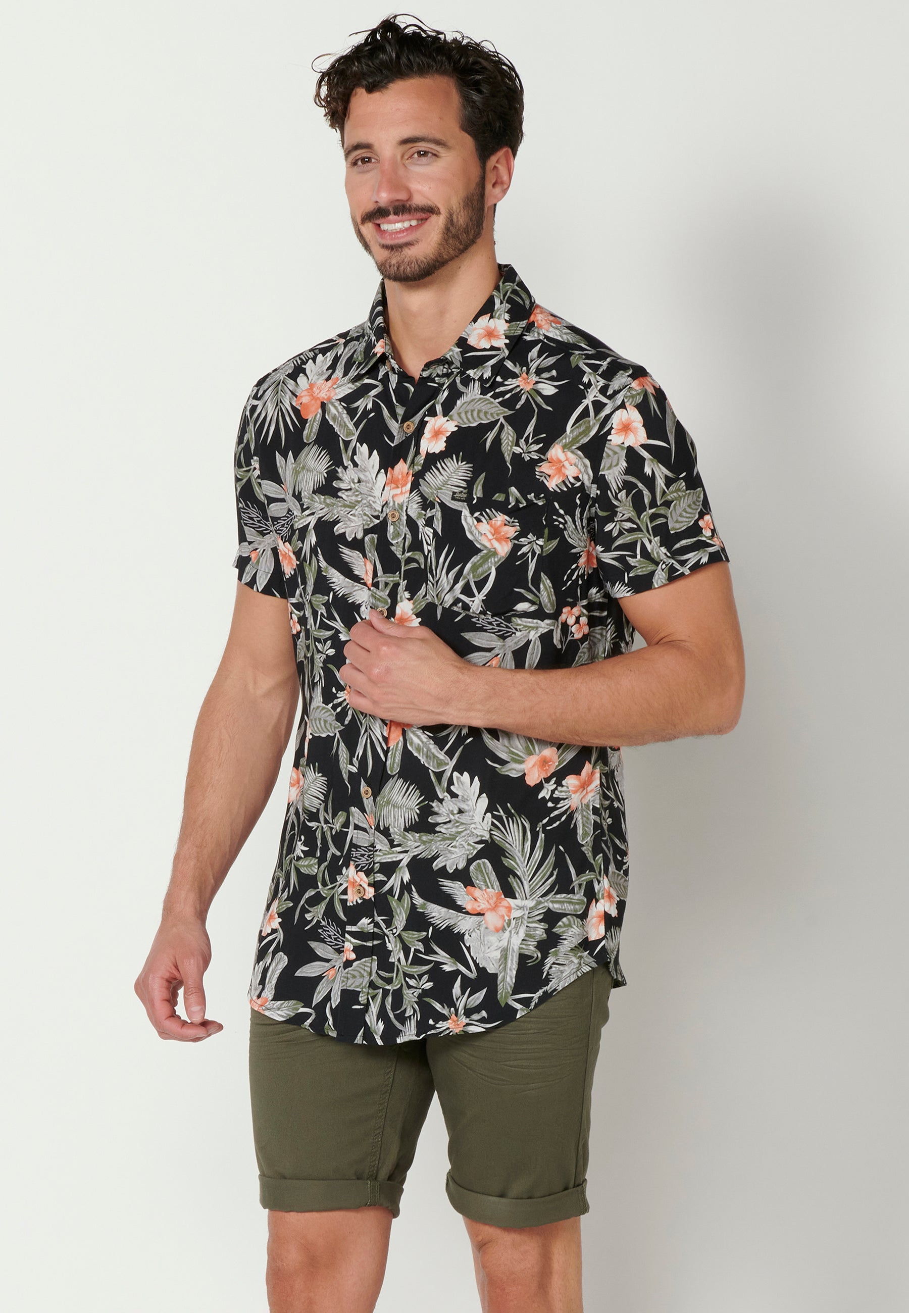 Camisa Hombre Manga Corta Estampado Tropical con Bolsillo Viscosa – Koroshi 2311CC37