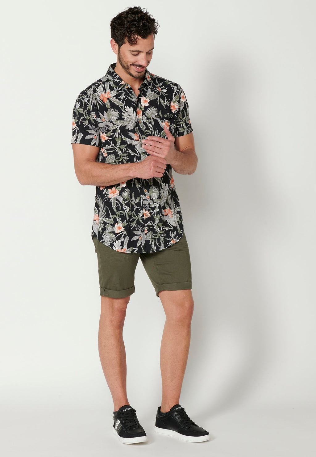 Camisa Hombre Manga Corta Estampado Tropical con Bolsillo Viscosa – Koroshi 2311CC37
