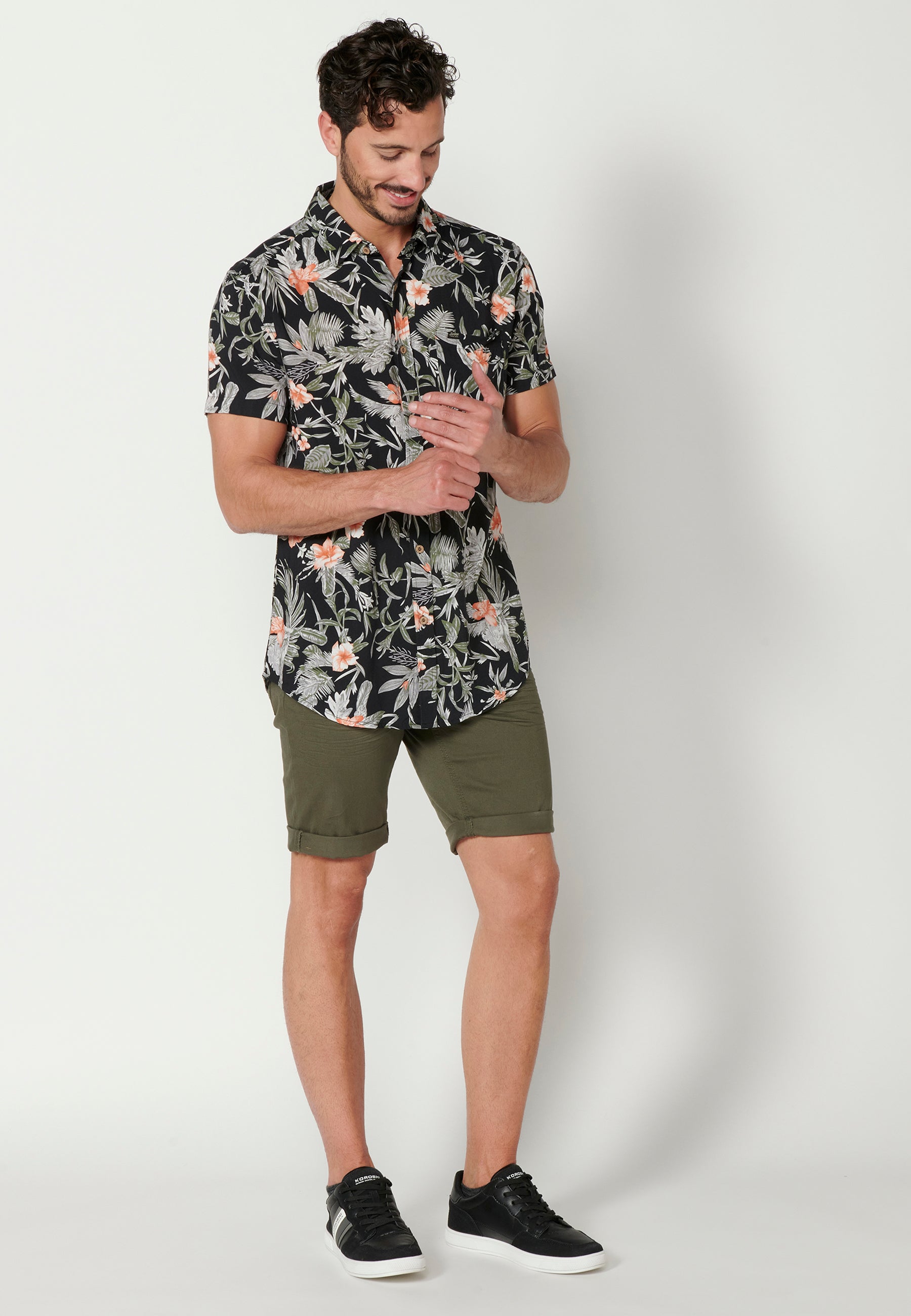 Camisa Hombre Manga Corta Estampado Tropical con Bolsillo Viscosa – Koroshi 2311CC37