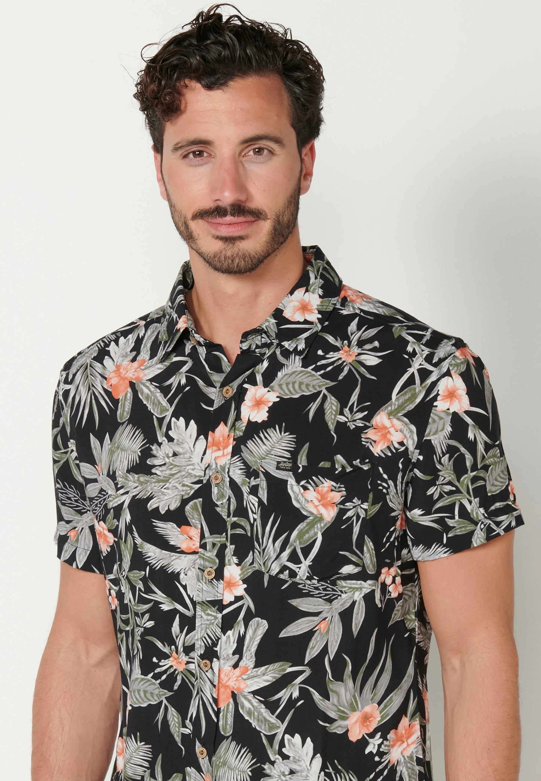 Camisa Hombre Manga Corta Estampado Tropical con Bolsillo Viscosa – Koroshi 2311CC37