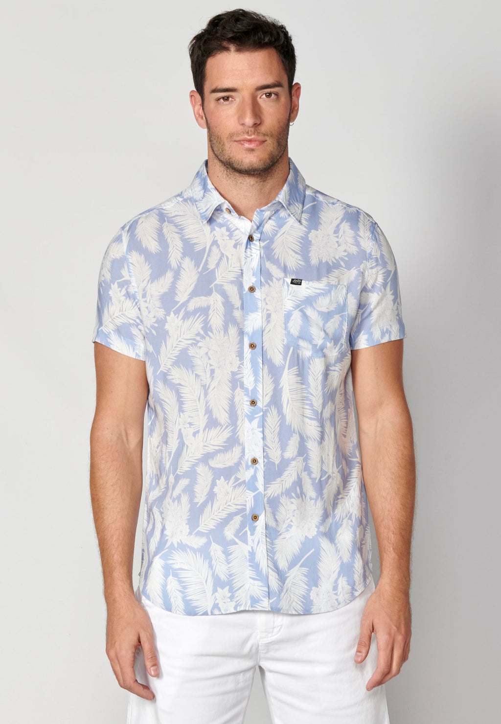 Camisa Hombre Manga Corta Estampado Tropical con Bolsillo Viscosa – Koroshi 2311CC37