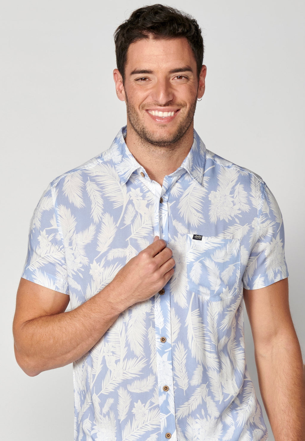 Camisa Hombre Manga Corta Estampado Tropical con Bolsillo Viscosa – Koroshi 2311CC37