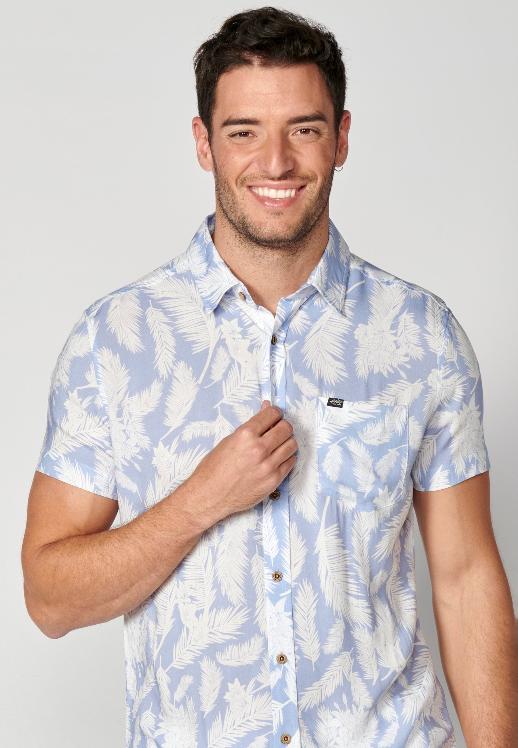 Camisa Hombre Manga Corta Estampado Tropical con Bolsillo Viscosa – Koroshi 2311CC37