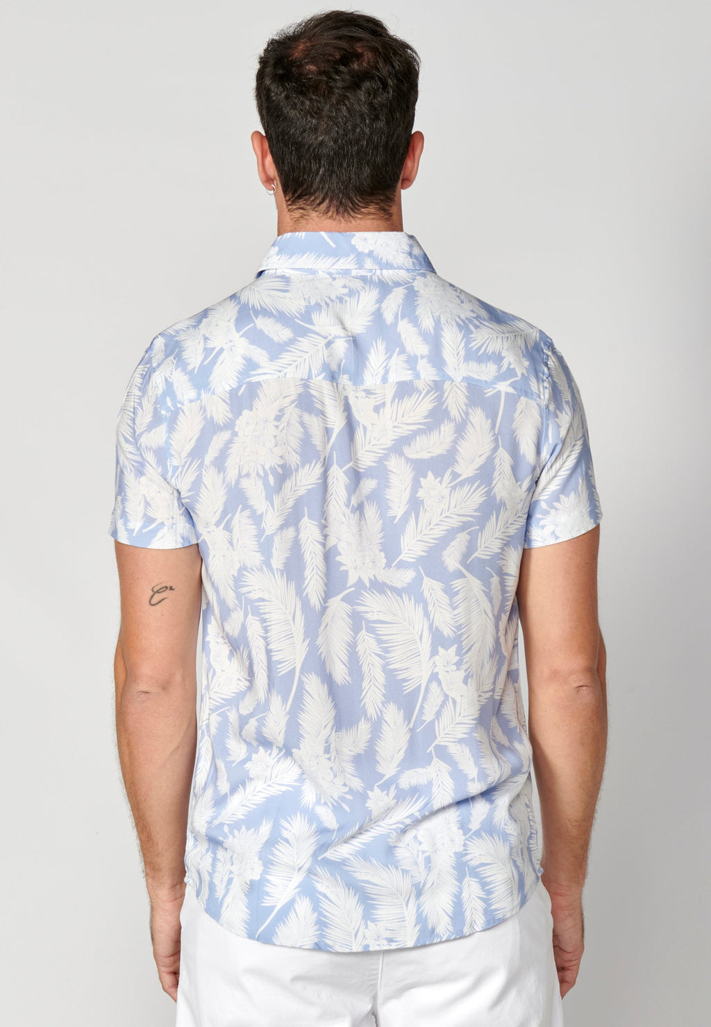 Camisa Hombre Manga Corta Estampado Tropical con Bolsillo Viscosa – Koroshi 2311CC37