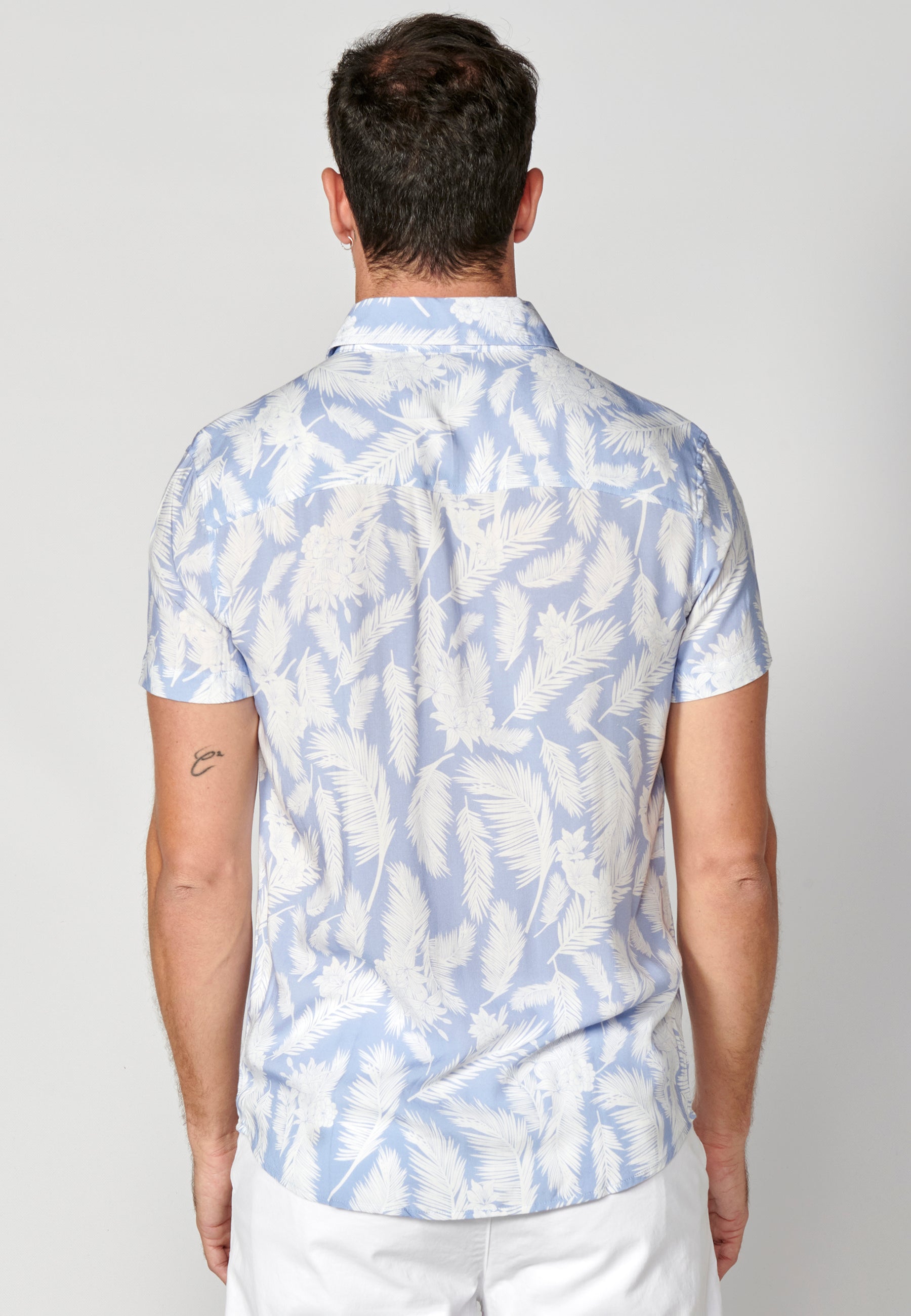 Camisa Hombre Manga Corta Estampado Tropical con Bolsillo Viscosa – Koroshi 2311CC37
