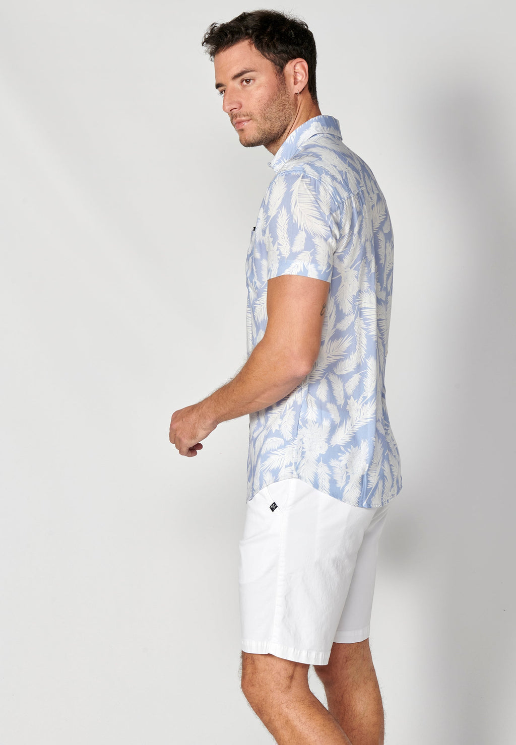 Camisa Hombre Manga Corta Estampado Tropical con Bolsillo Viscosa – Koroshi 2311CC37