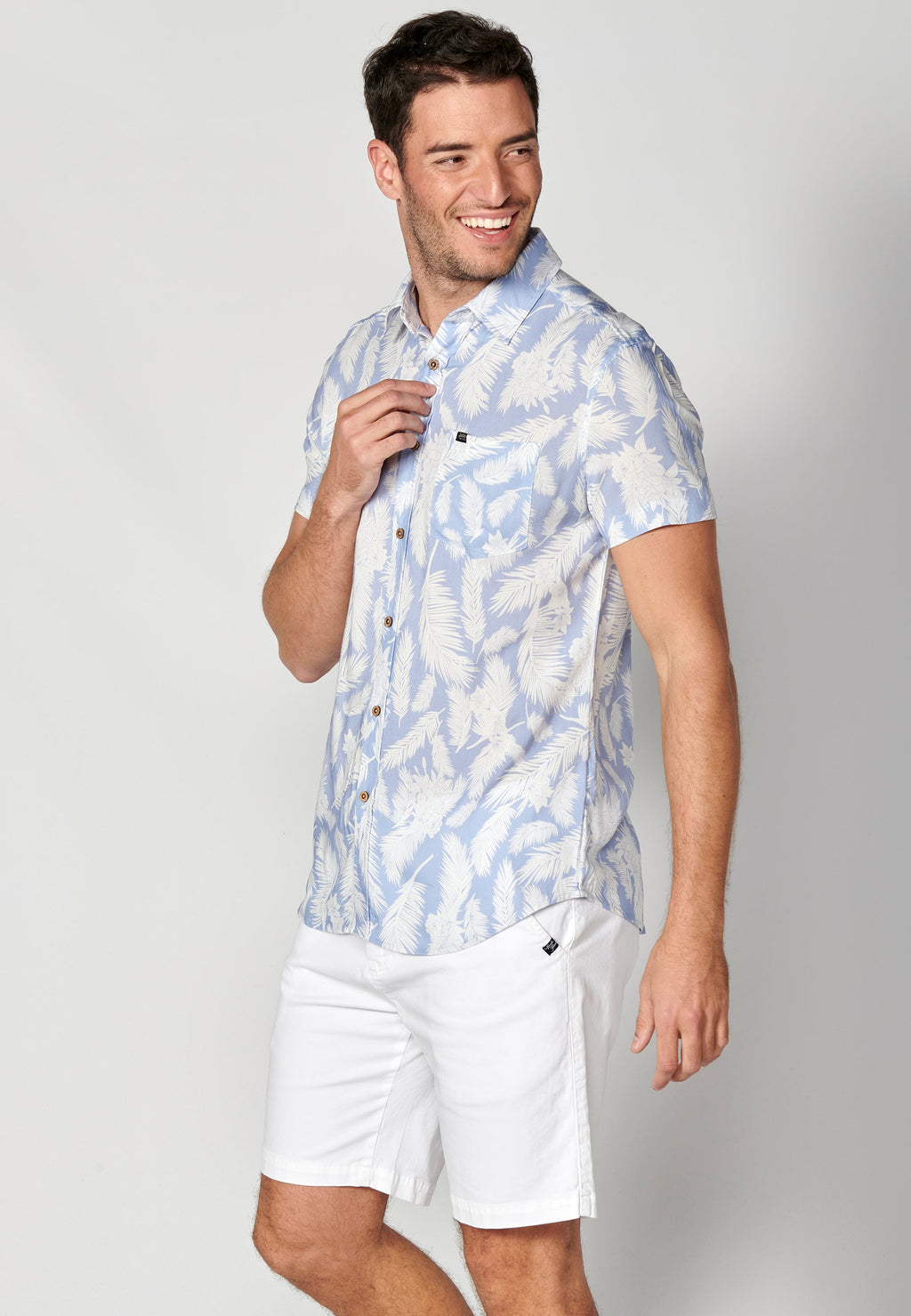 Camisa Hombre Manga Corta Estampado Tropical con Bolsillo Viscosa – Koroshi 2311CC37