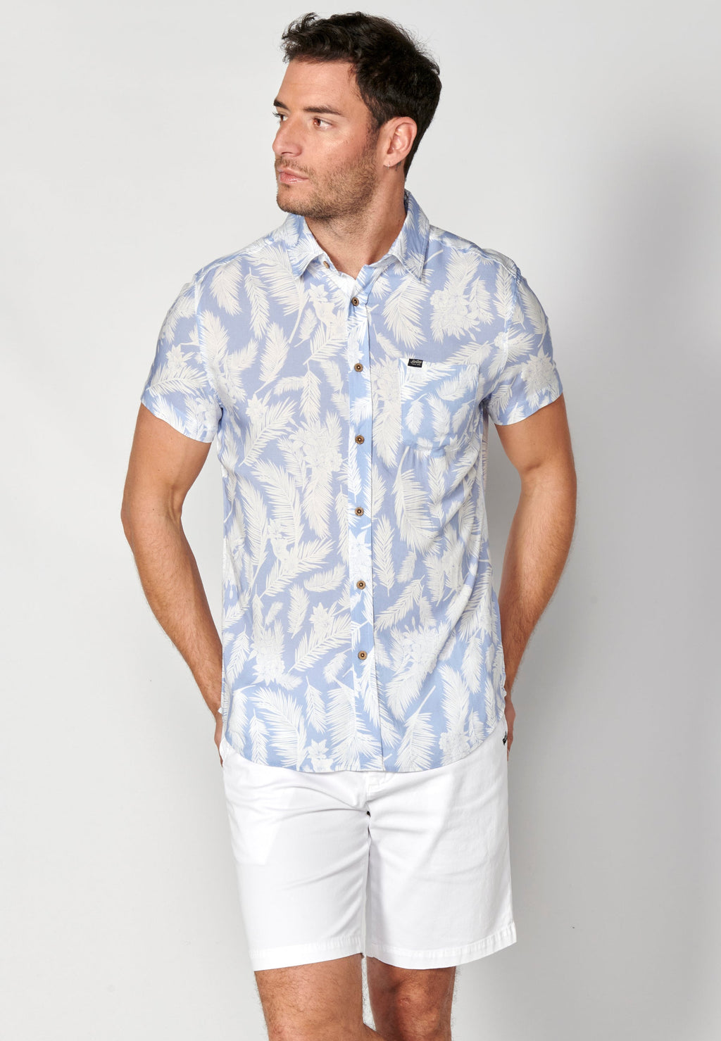 Camisa Hombre Manga Corta Estampado Tropical con Bolsillo Viscosa – Koroshi 2311CC37
