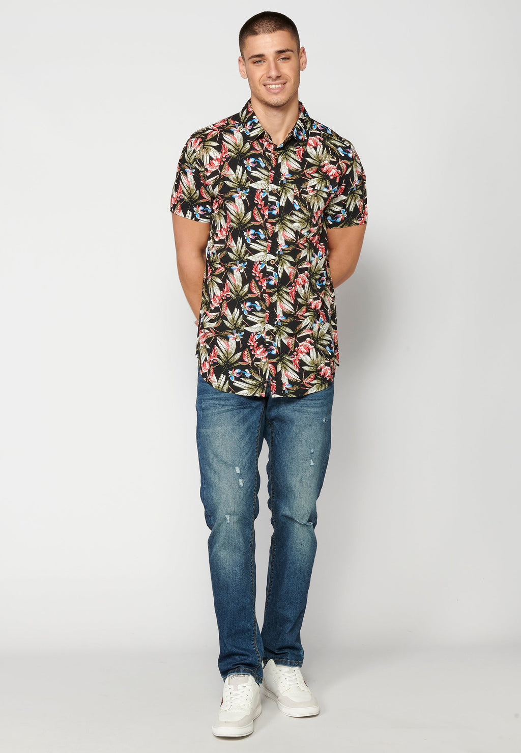 Camisa Hombre Manga Corta Estampado Tropical con Bolsillo Viscosa – Koroshi 2311CC37