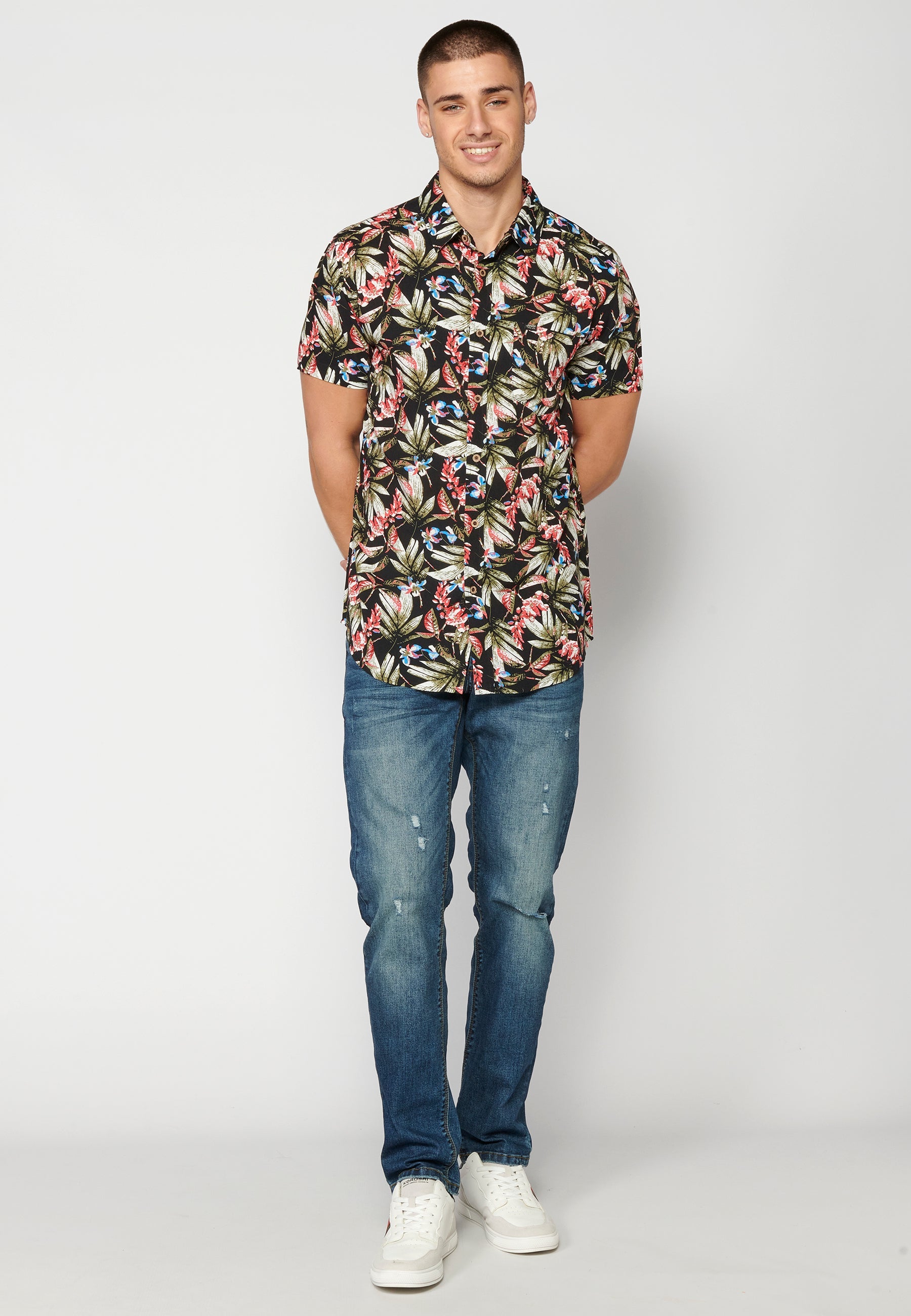 Camisa Hombre Manga Corta Estampado Tropical con Bolsillo Viscosa – Koroshi 2311CC37
