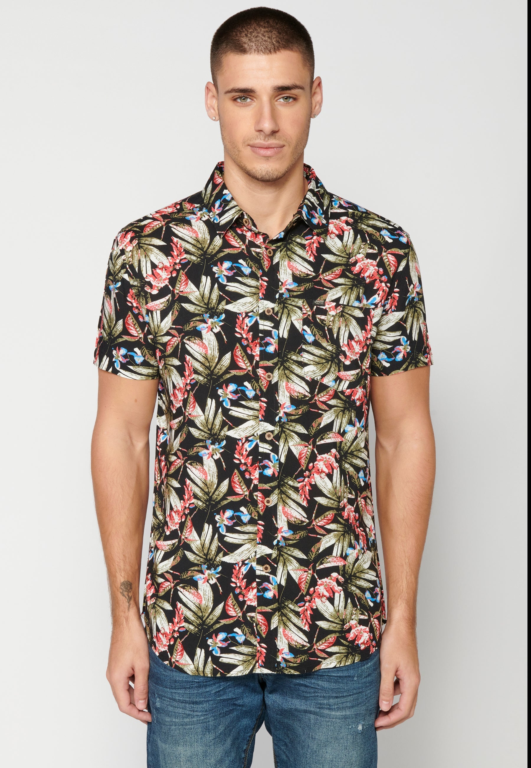 Camisa Hombre Manga Corta Estampado Tropical con Bolsillo Viscosa – Koroshi 2311CC37
