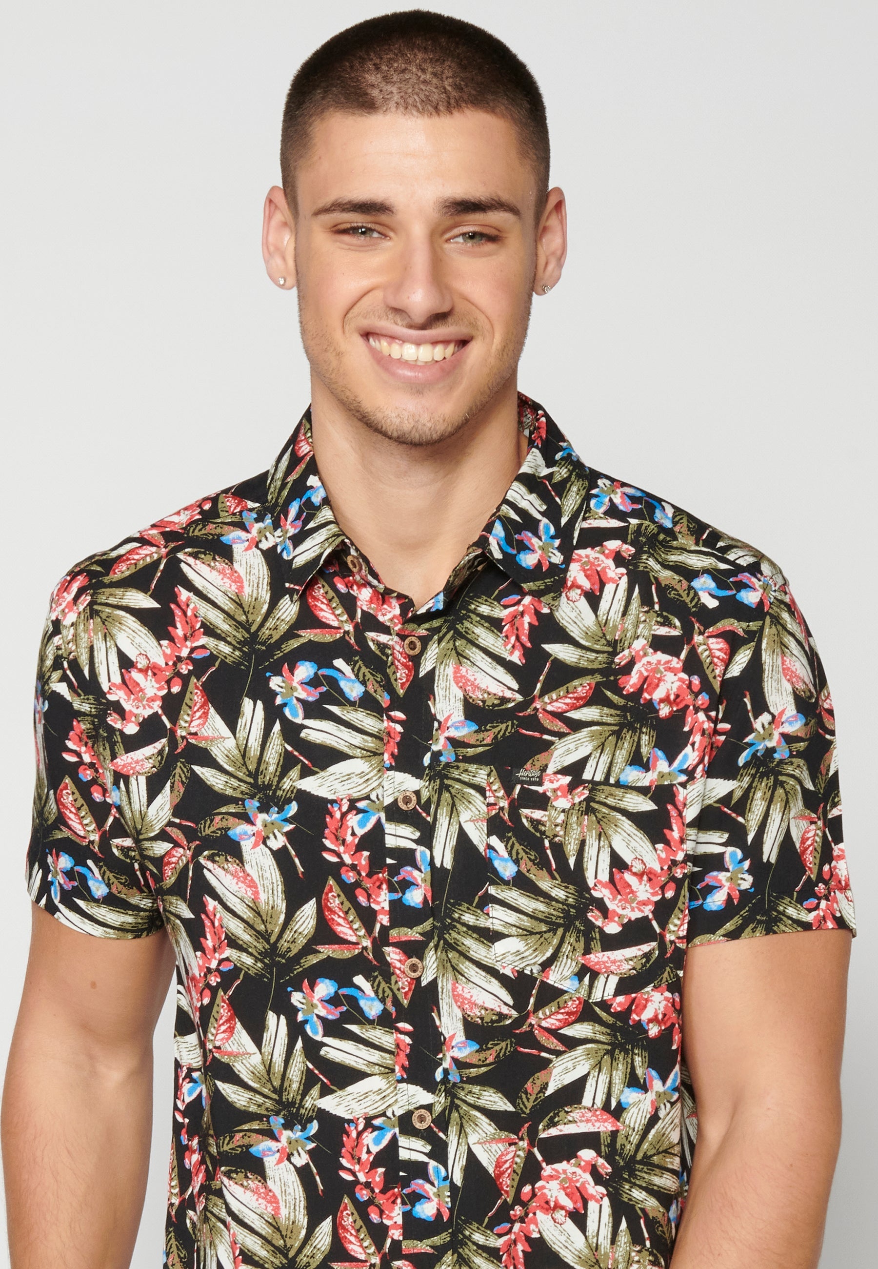 Camisa Hombre Manga Corta Estampado Tropical con Bolsillo Viscosa – Koroshi 2311CC37
