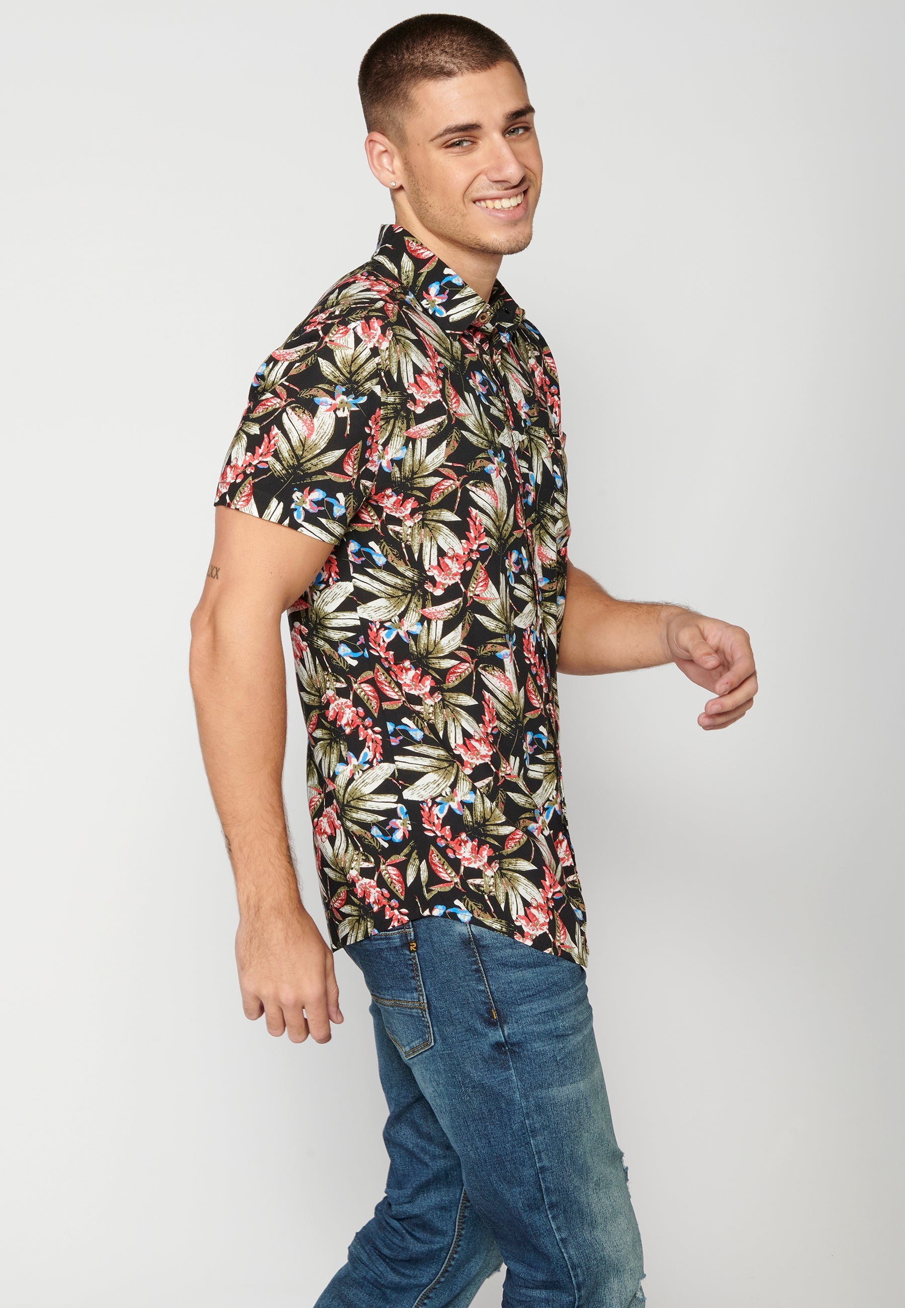 Camisa Hombre Manga Corta Estampado Tropical con Bolsillo Viscosa – Koroshi 2311CC37