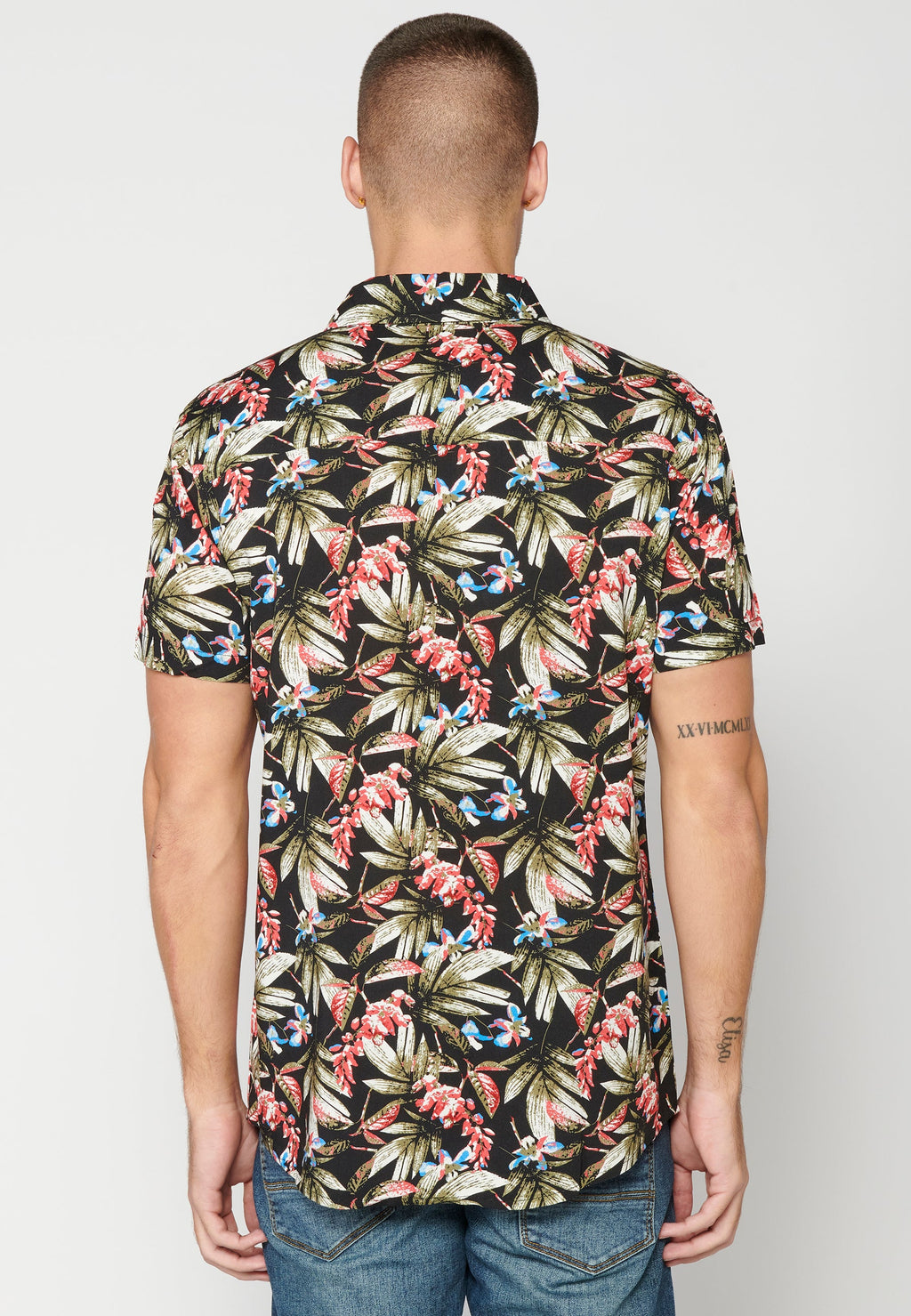Camisa Hombre Manga Corta Estampado Tropical con Bolsillo Viscosa – Koroshi 2311CC37