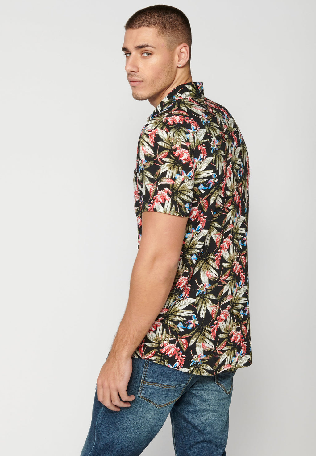 Camisa Hombre Manga Corta Estampado Tropical con Bolsillo Viscosa – Koroshi 2311CC37