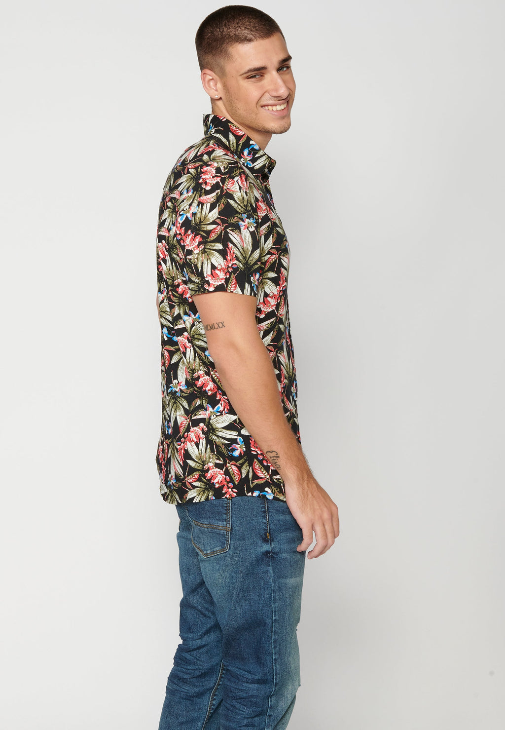 Camisa Hombre Manga Corta Estampado Tropical con Bolsillo Viscosa – Koroshi 2311CC37