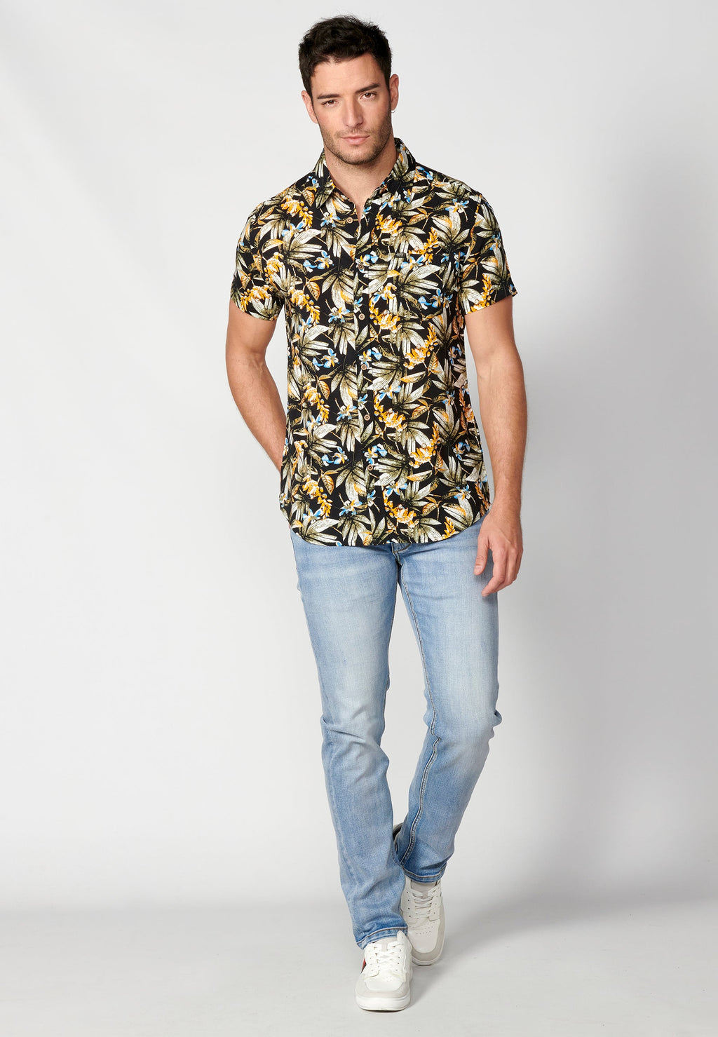 Camisa Hombre Manga Corta Estampado Tropical con Bolsillo Viscosa – Koroshi 2311CC37