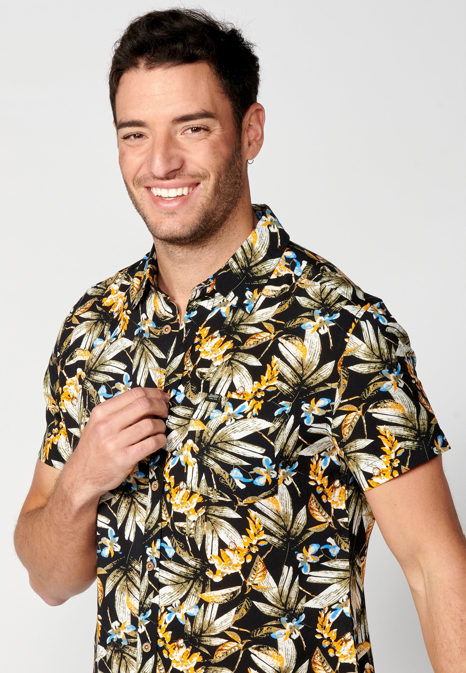 Camisa Hombre Manga Corta Estampado Tropical con Bolsillo Viscosa – Koroshi 2311CC37