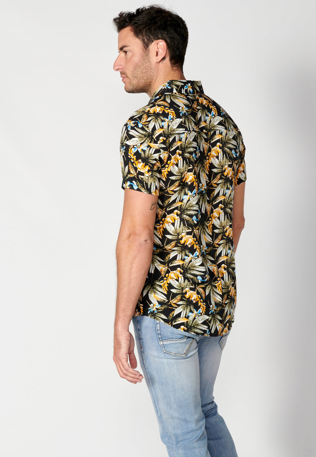 Camisa Hombre Manga Corta Estampado Tropical con Bolsillo Viscosa – Koroshi 2311CC37