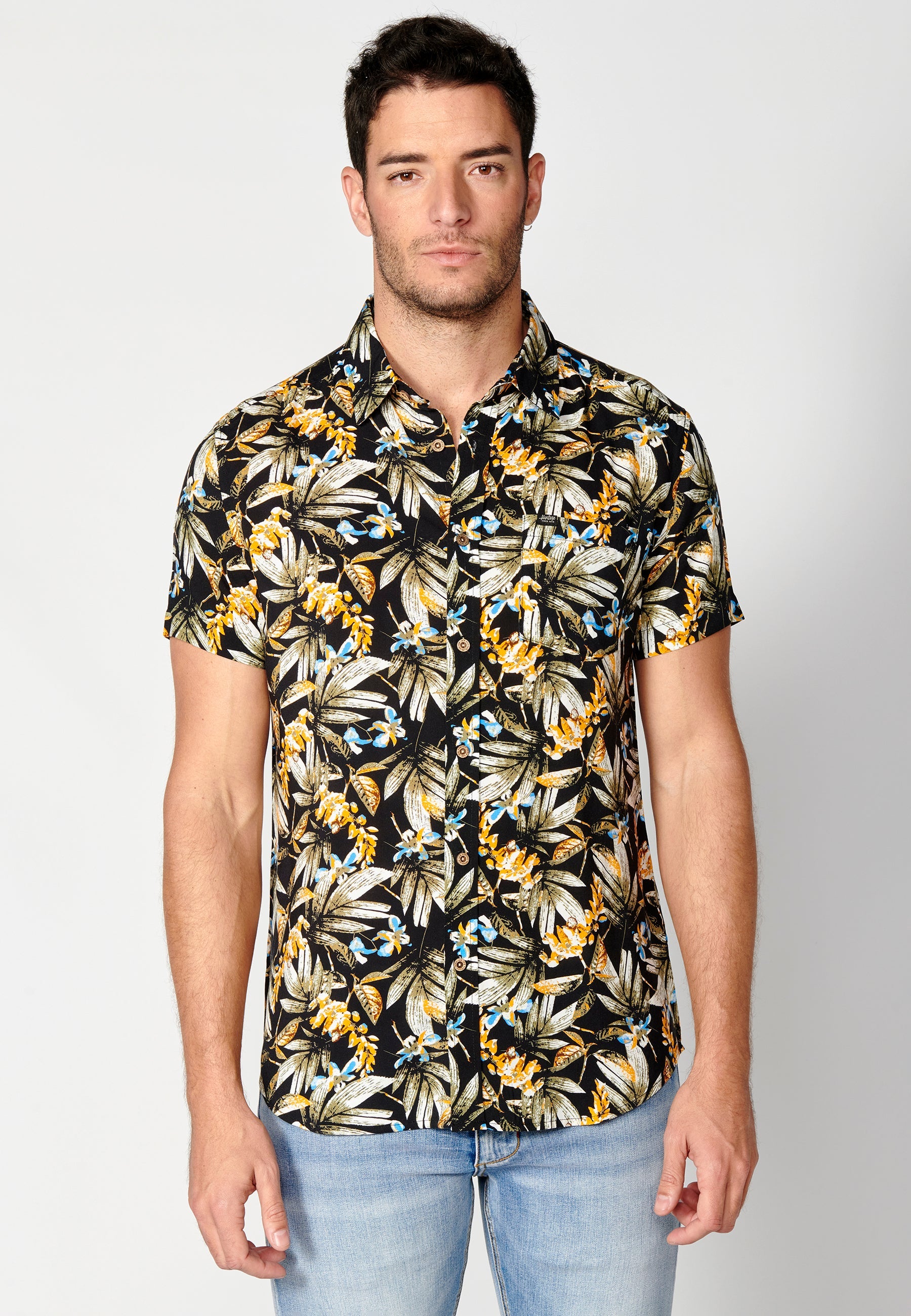 Camisa Hombre Manga Corta Estampado Tropical con Bolsillo Viscosa – Koroshi 2311CC37