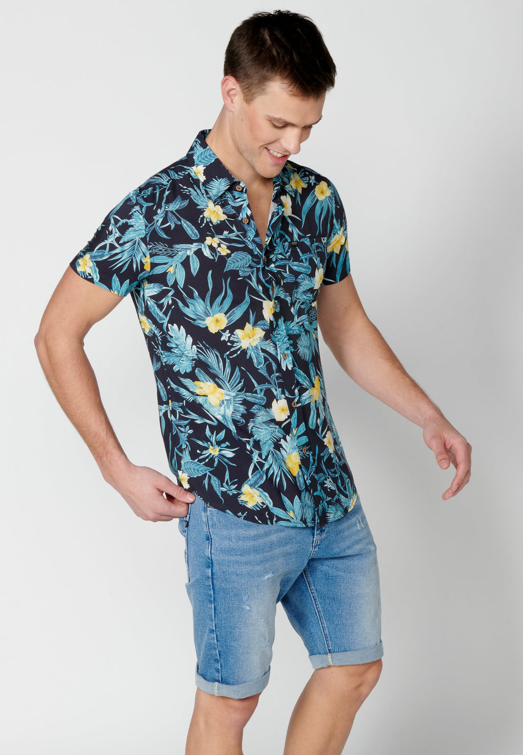 Camisa Hombre Manga Corta Estampado Tropical con Bolsillo Viscosa – Koroshi 2311CC37