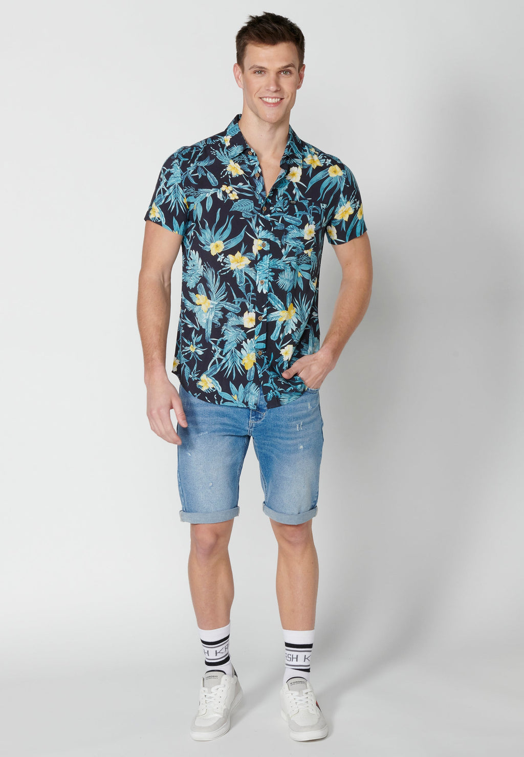 Camisa Hombre Manga Corta Estampado Tropical con Bolsillo Viscosa – Koroshi 2311CC37