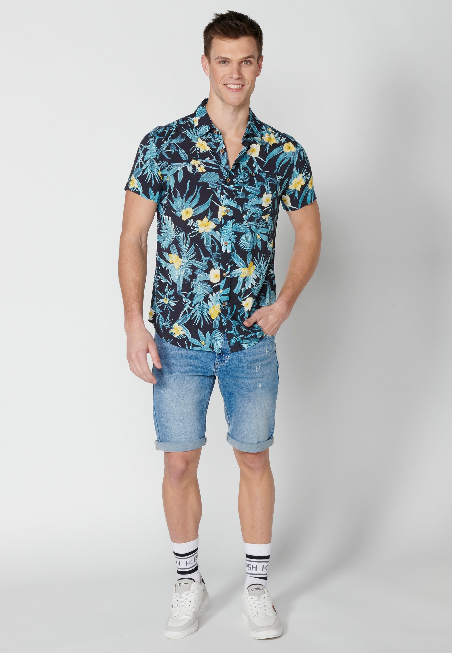Camisa Hombre Manga Corta Estampado Tropical con Bolsillo Viscosa – Koroshi 2311CC37