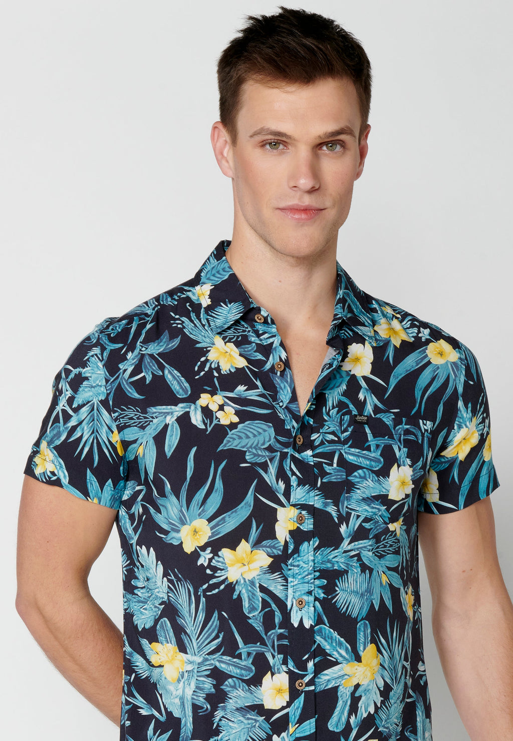 Camisa Hombre Manga Corta Estampado Tropical con Bolsillo Viscosa – Koroshi 2311CC37