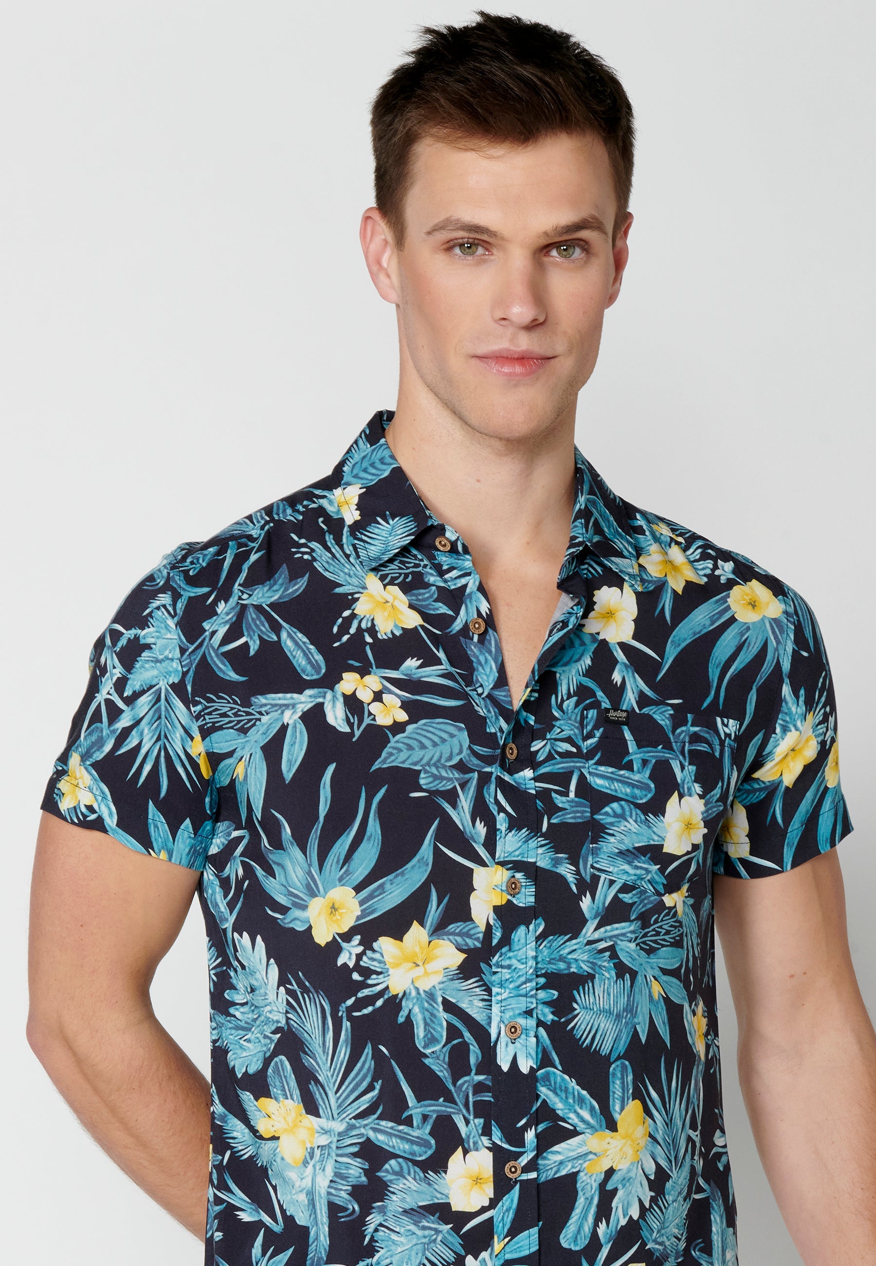 Camisa Hombre Manga Corta Estampado Tropical con Bolsillo Viscosa – Koroshi 2311CC37