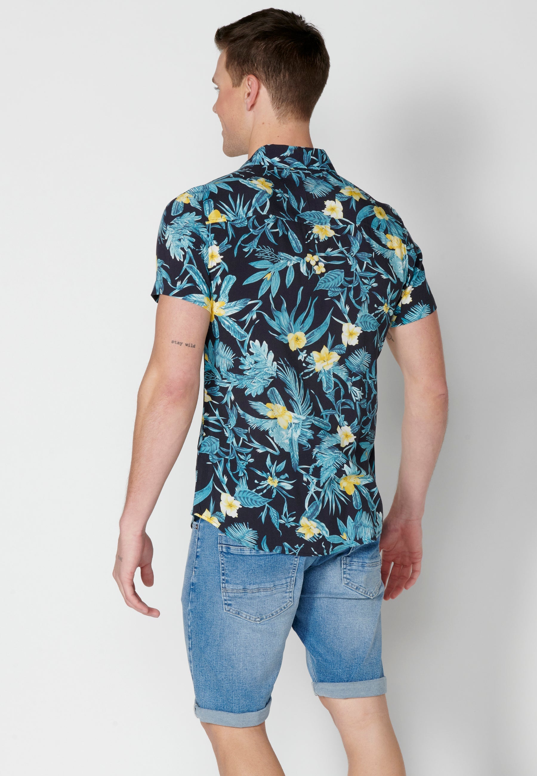 Camisa Hombre Manga Corta Estampado Tropical con Bolsillo Viscosa – Koroshi 2311CC37