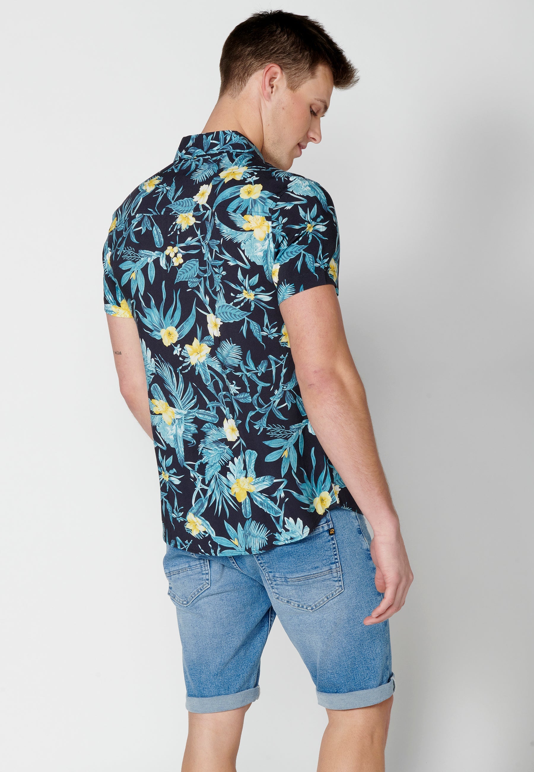 Camisa Hombre Manga Corta Estampado Tropical con Bolsillo Viscosa – Koroshi 2311CC37