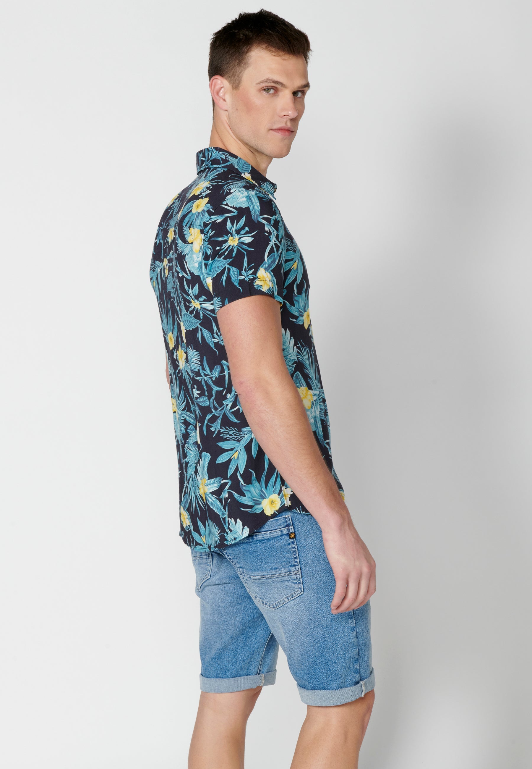 Camisa Hombre Manga Corta Estampado Tropical con Bolsillo Viscosa – Koroshi 2311CC37