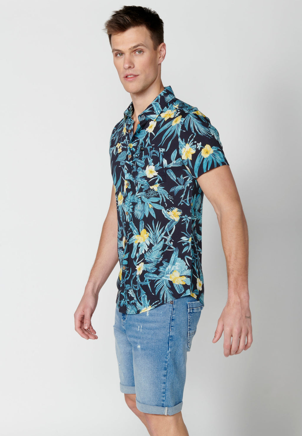 Camisa Hombre Manga Corta Estampado Tropical con Bolsillo Viscosa – Koroshi 2311CC37