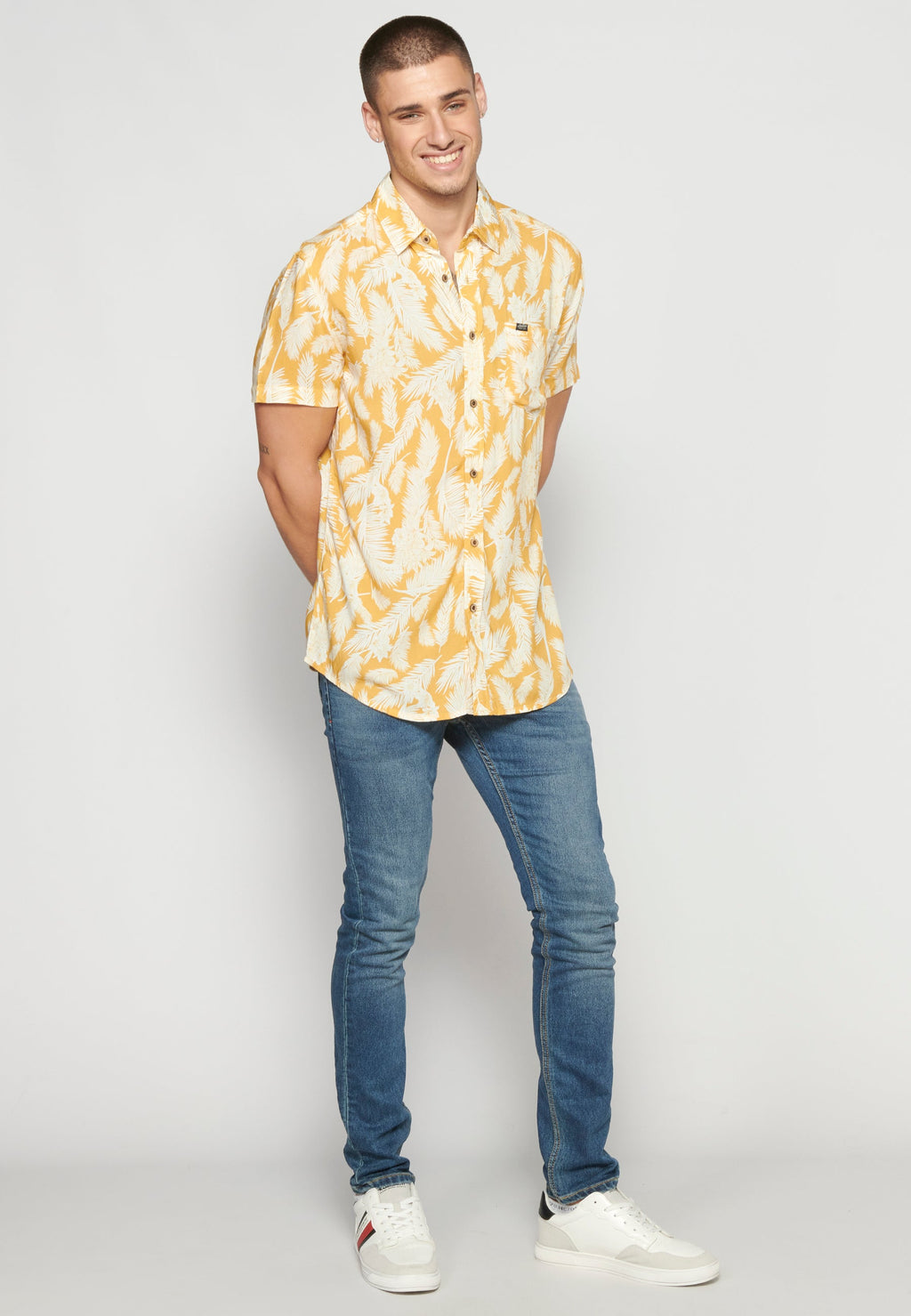 Camisa Hombre Manga Corta Estampado Tropical con Bolsillo Viscosa – Koroshi 2311CC37
