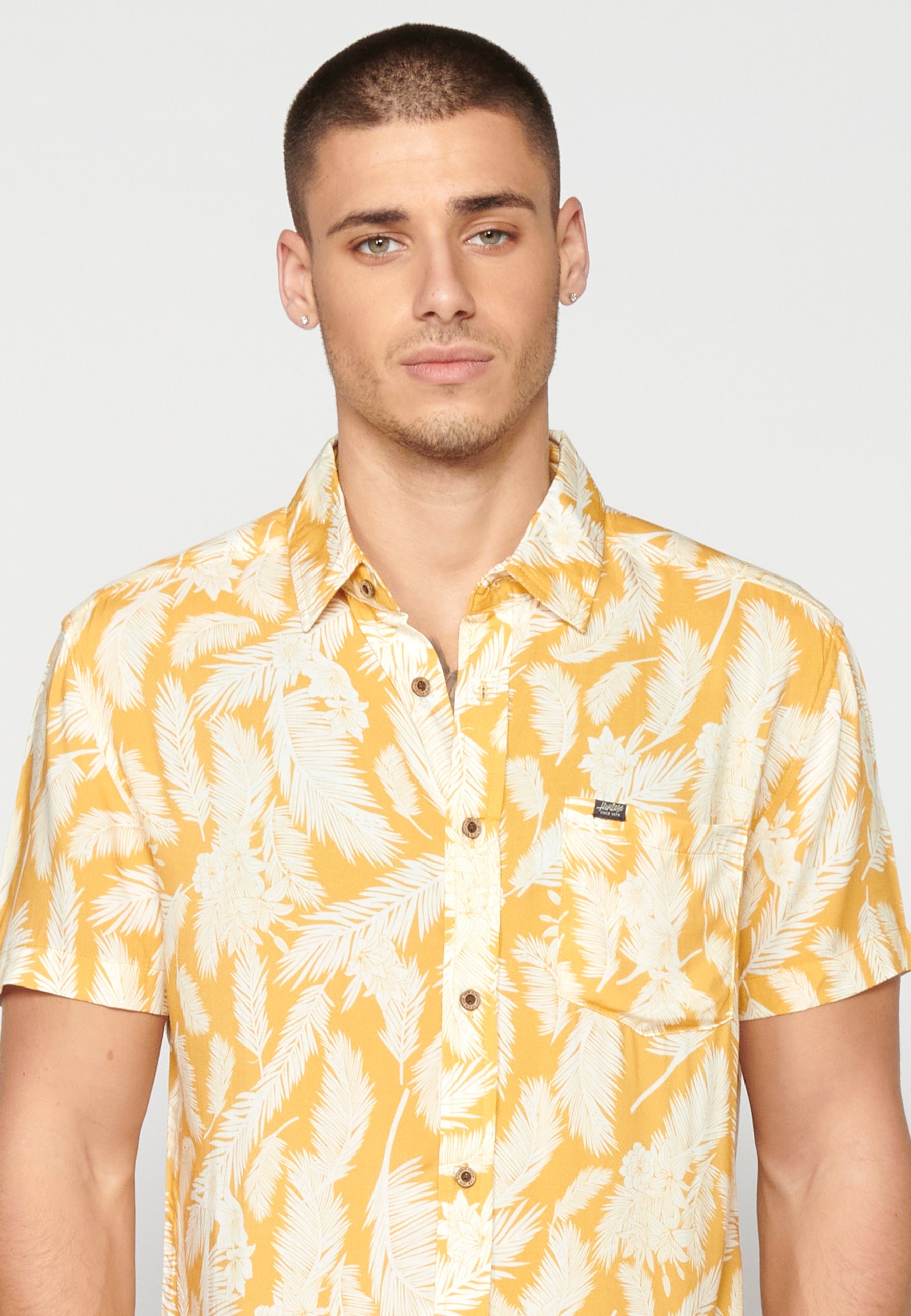 Camisa Hombre Manga Corta Estampado Tropical con Bolsillo Viscosa – Koroshi 2311CC37