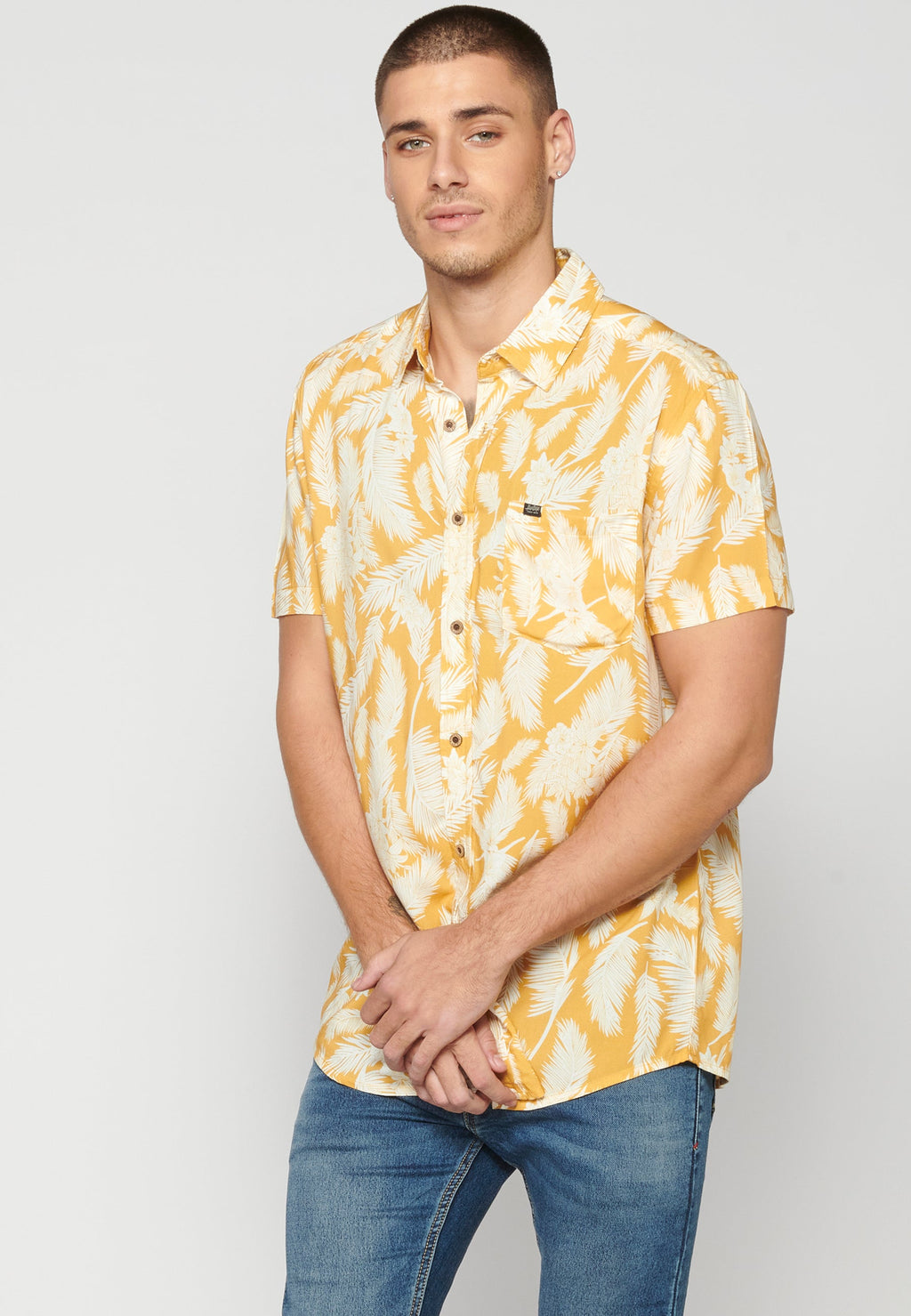 Camisa Hombre Manga Corta Estampado Tropical con Bolsillo Viscosa – Koroshi 2311CC37