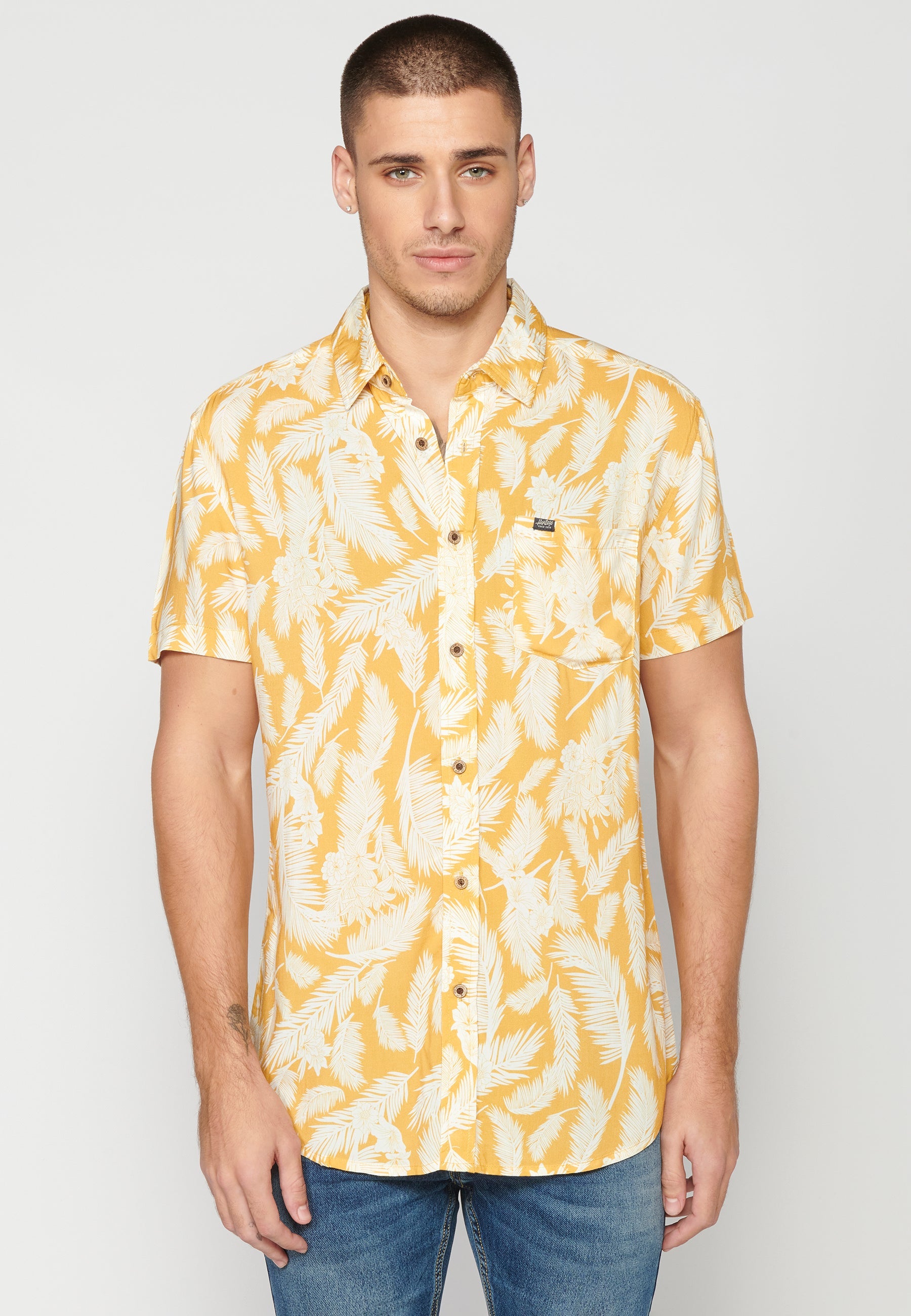 Camisa Hombre Manga Corta Estampado Tropical con Bolsillo Viscosa – Koroshi 2311CC37