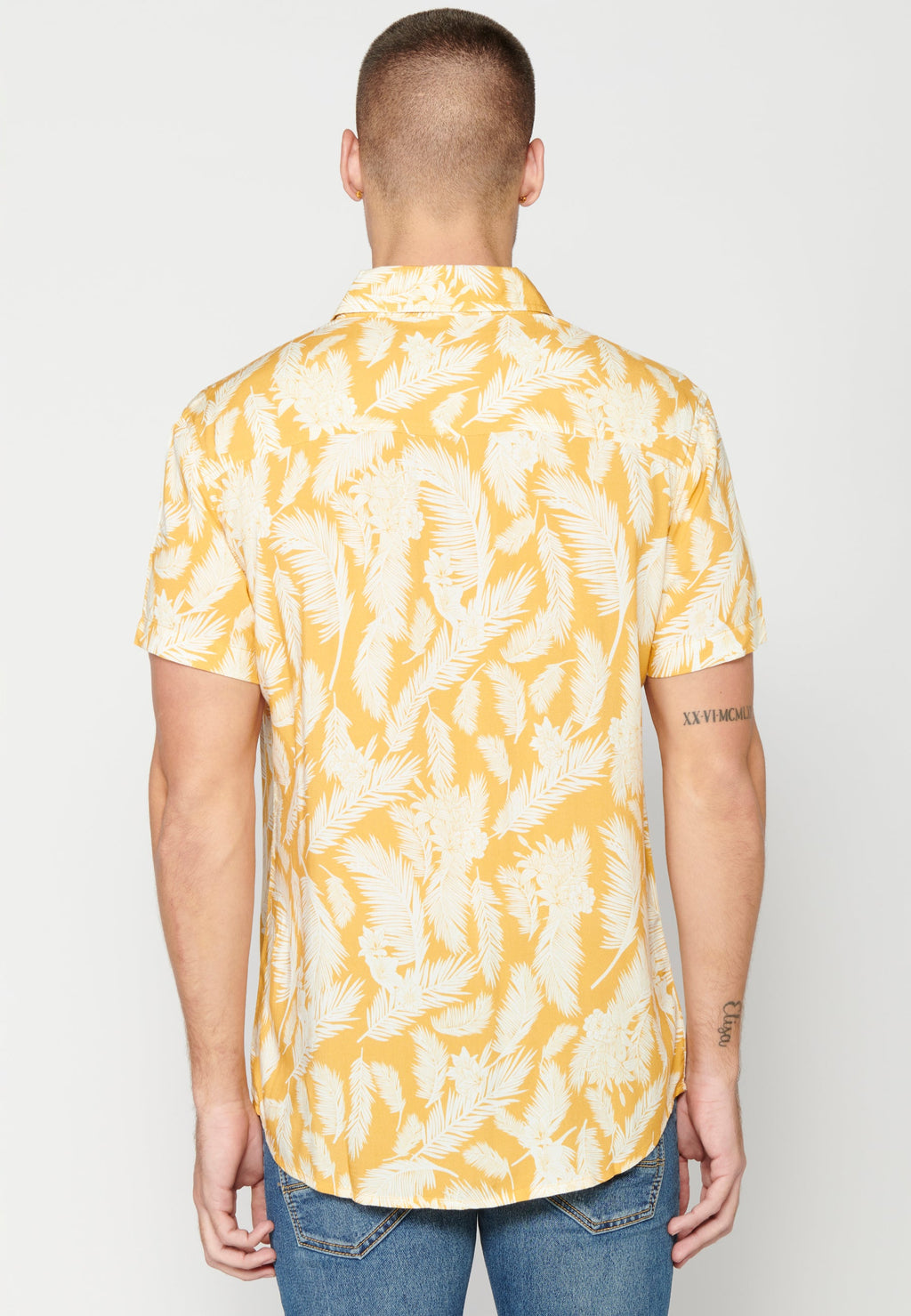 Camisa Hombre Manga Corta Estampado Tropical con Bolsillo Viscosa – Koroshi 2311CC37