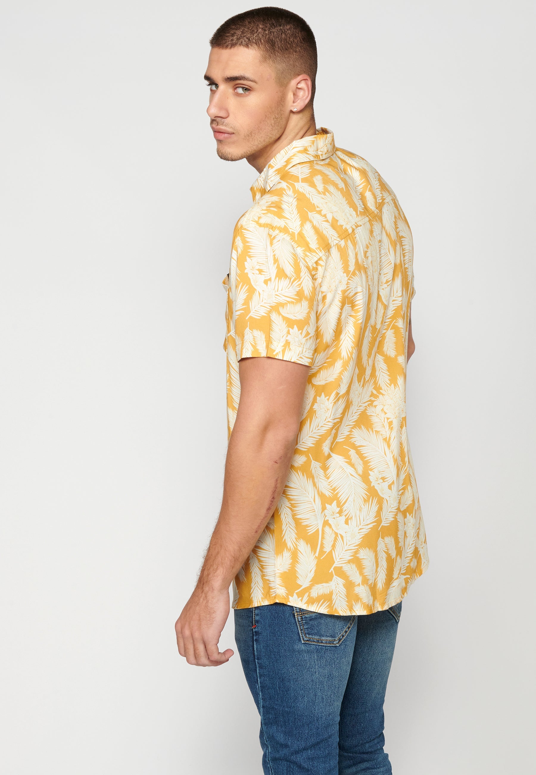 Camisa Hombre Manga Corta Estampado Tropical con Bolsillo Viscosa – Koroshi 2311CC37
