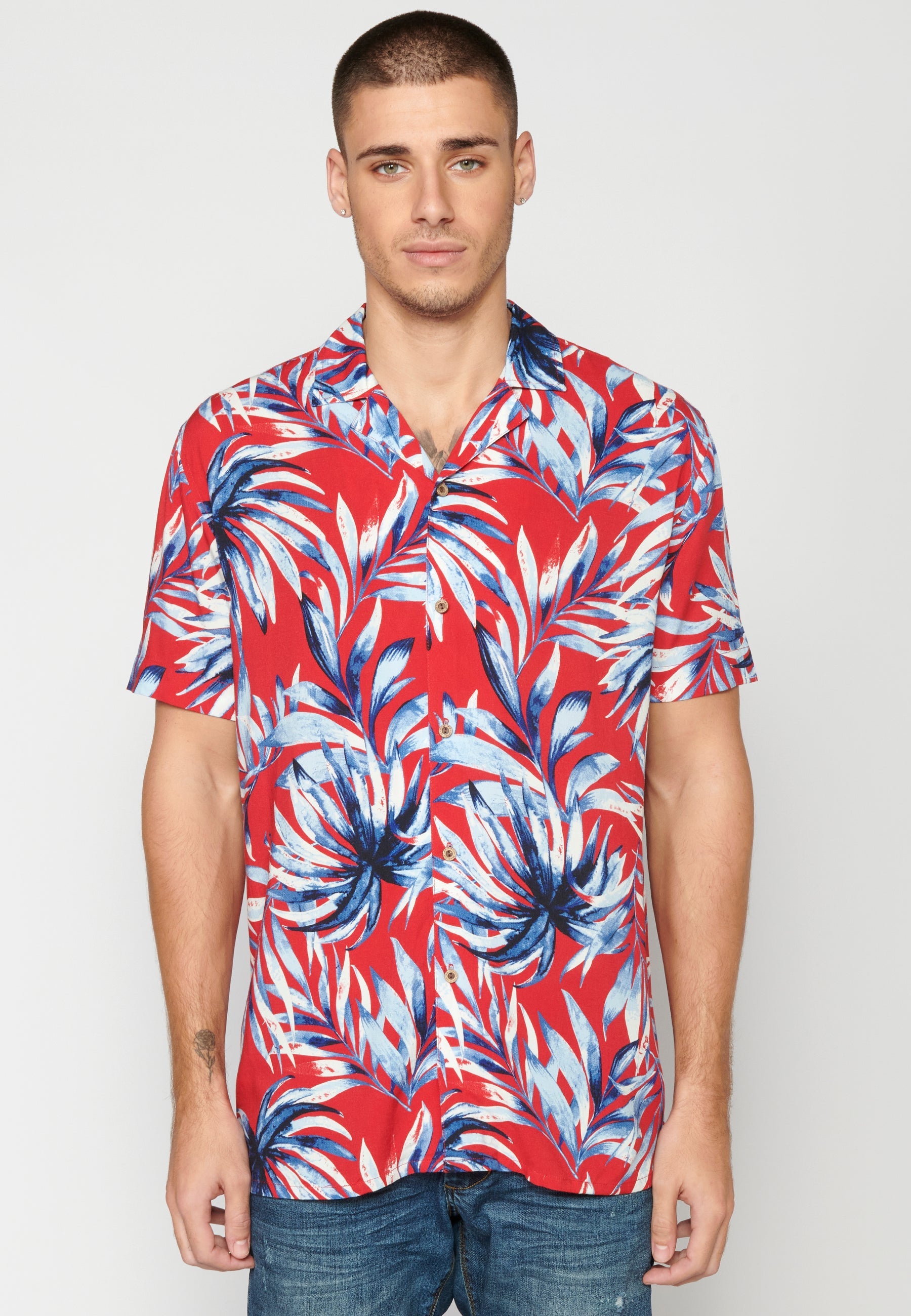 Camisa Hombre Manga Corta Cuello Cubano Estampado Hawaiano Viscosa – Koroshi 2311CC38