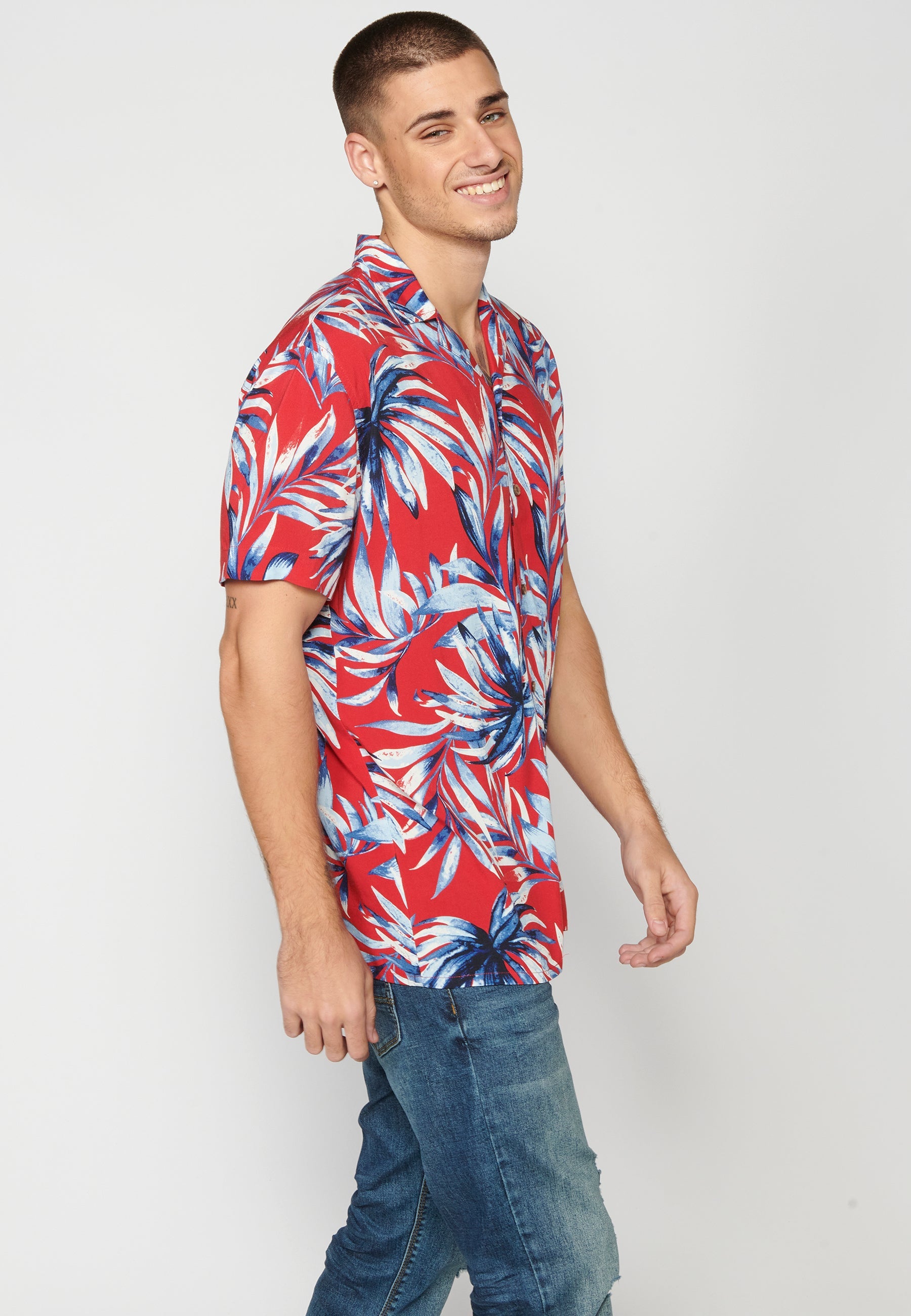 Camisa Hombre Manga Corta Cuello Cubano Estampado Hawaiano Viscosa – Koroshi 2311CC38